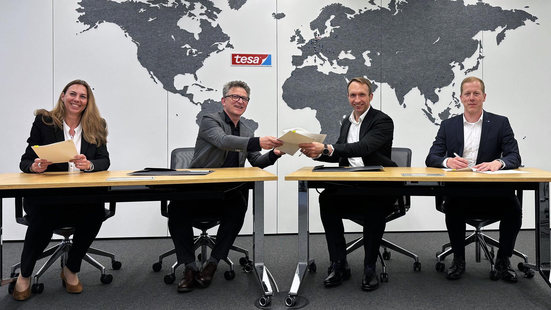 Vertragsunterzeichnung im Global Headquarters der tesa SE.