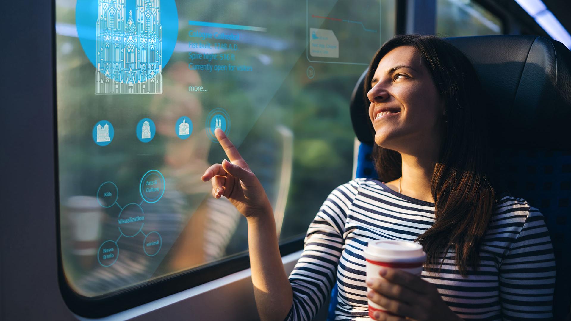 Mehr Reisekomfort im Öffentlichen Personenverkehr mit ZEISS Holographic Transparent Displays Holografische Lösungen, wie das Holographic Transparent Display sind durch ZEISS zur Marktreife gebracht worden. Das Holographic Transparent Display wurde dieses Jahr erstmals als seriennaher Prototyp im Transportation-Bereich in Kooperation mit dem Integrations-Partner die HÜBNER-Gruppe, einem globalen Systemanbieter der Mobilitätsbranche, vorgestellt. Die von ZEISS entwickelte Display-Technologie benötigt kaum Platz, wenig Energie, bietet dabei eine sehr gute Bildqualität und ist deswegen auch prädestiniert für innovative Fenstersysteme im Öffentlichen Personenverkehr.