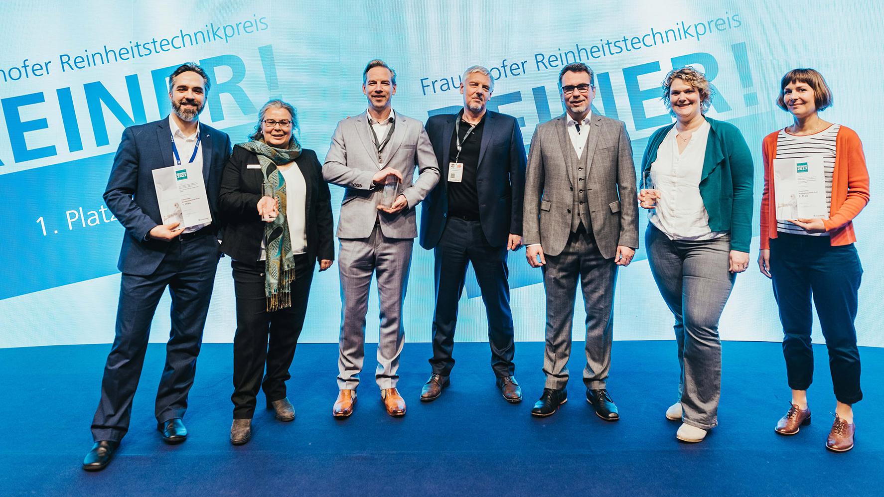 The award winners from left to right: Carl Zeiss IQS Deutschland GmbH: Dr. Robert Zarnetta, Dr. Jati Kastanja; Altmann GmbH Achim Altmann, Robert Altmann; Dastex Reinraum Zubehör GmbH und Co. KG: Carrsten Moschner, Alina Kopp, Friederike Thumel