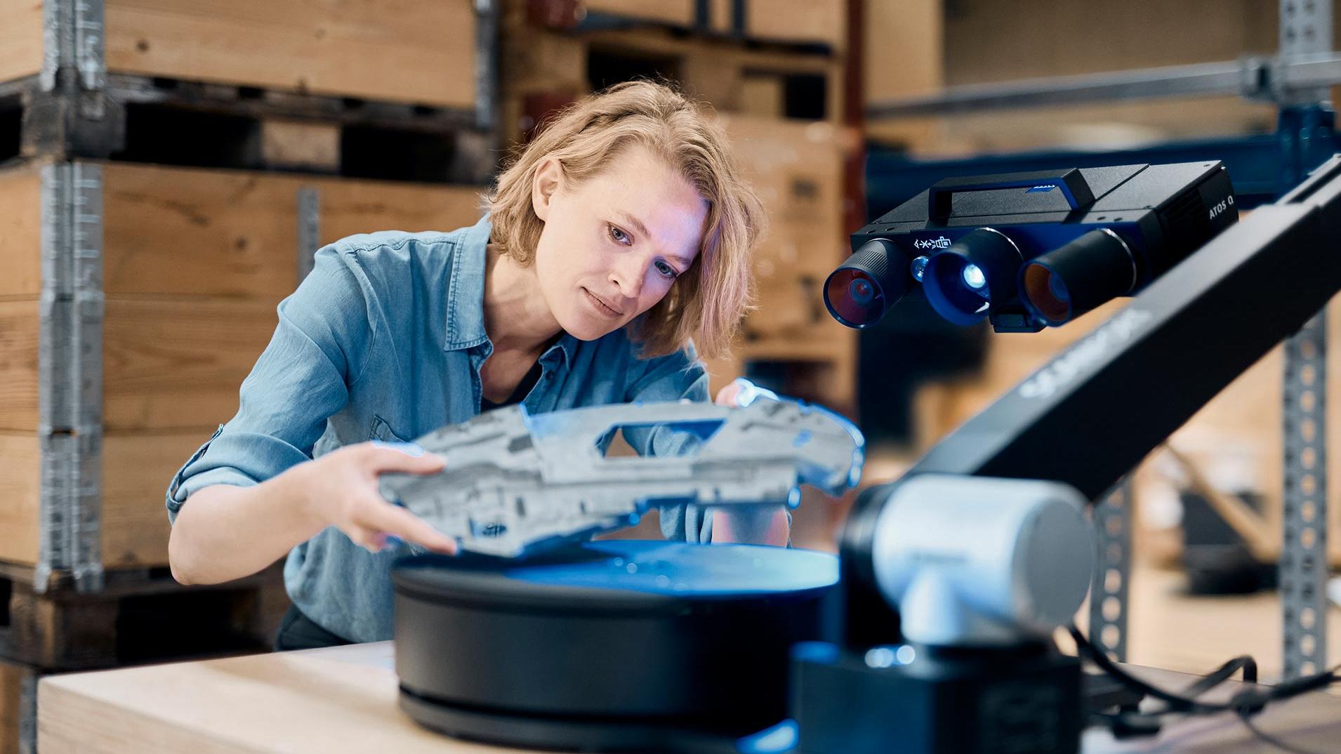 Eine Frau bedient den ZEISS ScanPort