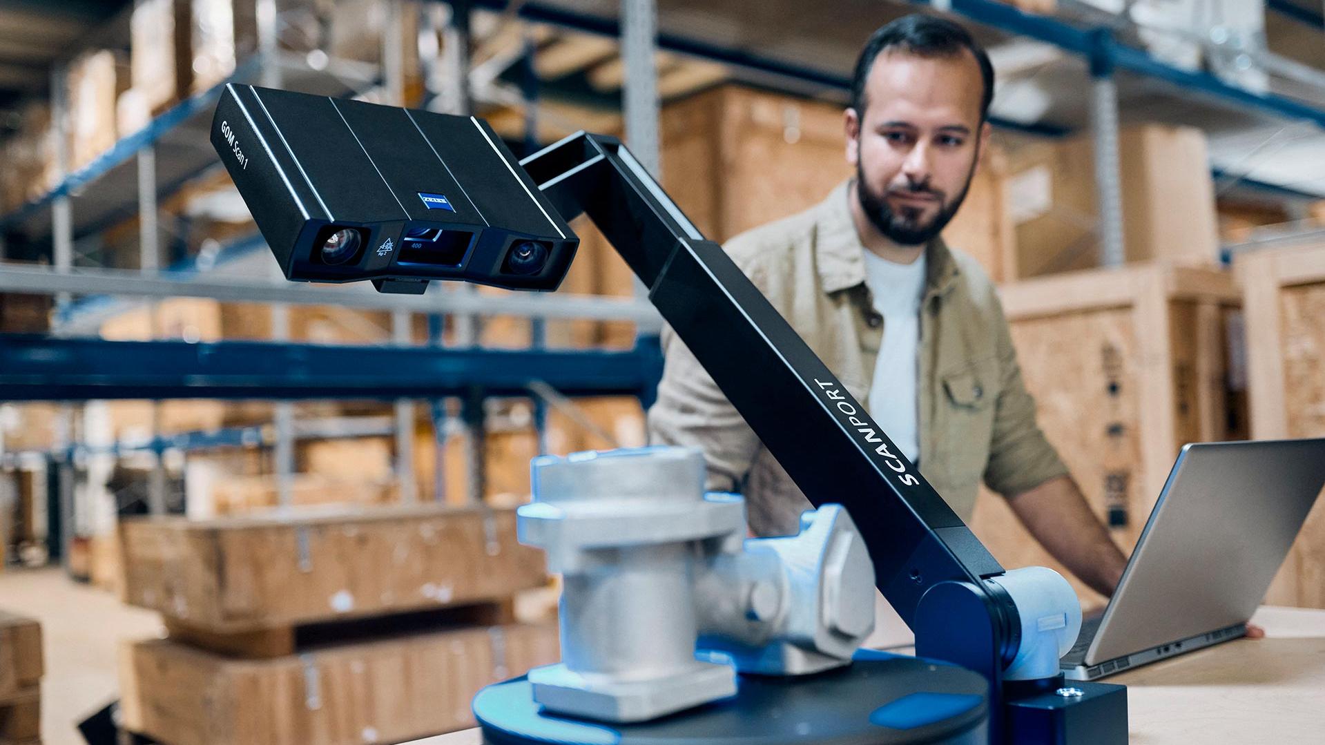 Ein Mann bedient den ZEISS ScanPort