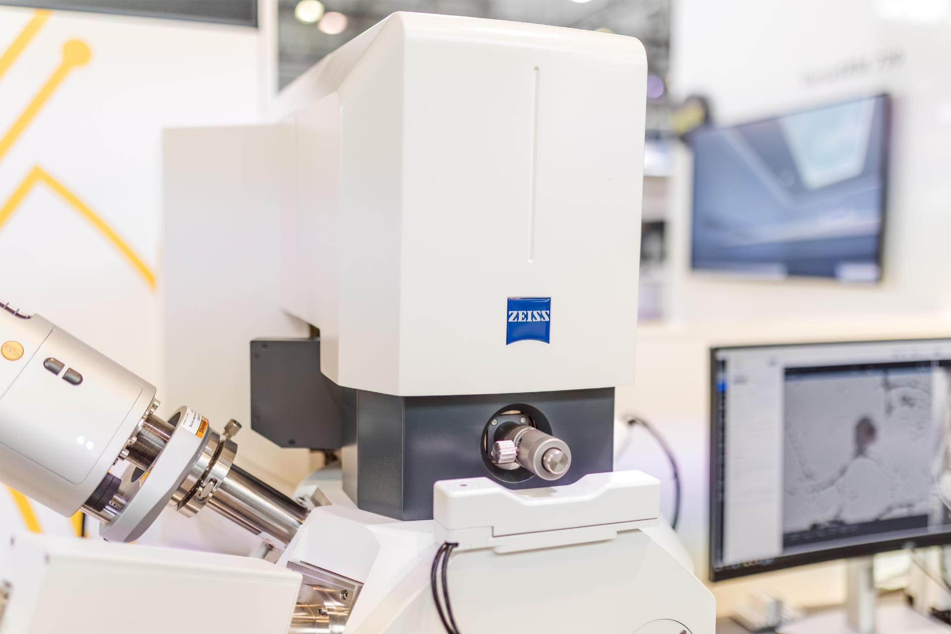 Frontansicht eines Zeiss Rasterelektronenmikroskops