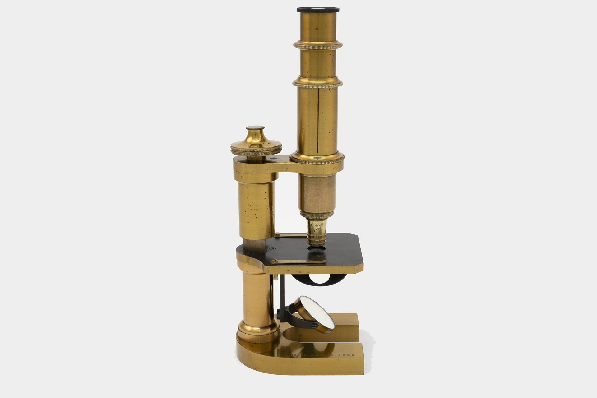 Das ZEISS Mikroskop „Stativ VIIb“ von 1879.