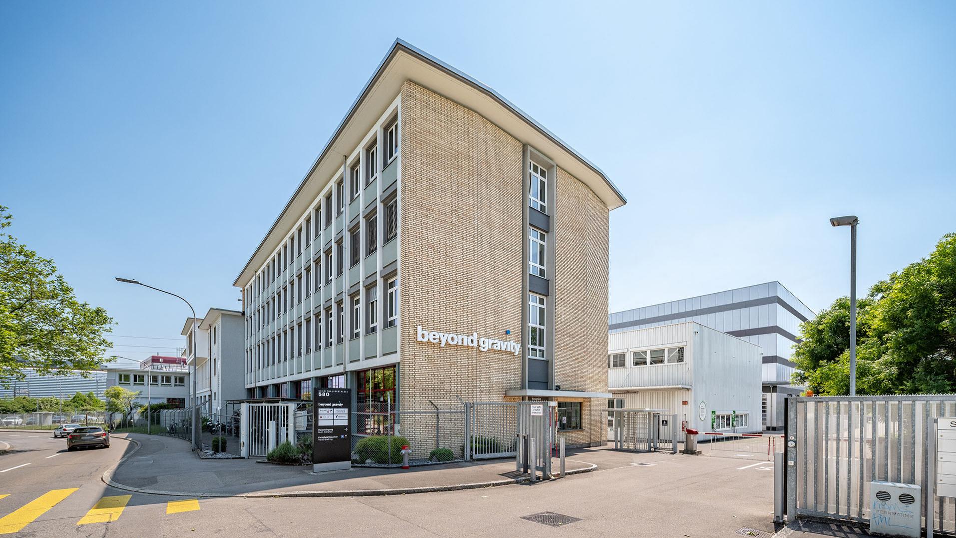 Das Firmengebäude des Unternehmens Beyond Gravity am Standort in Zürich-Seebach (Schweiz).