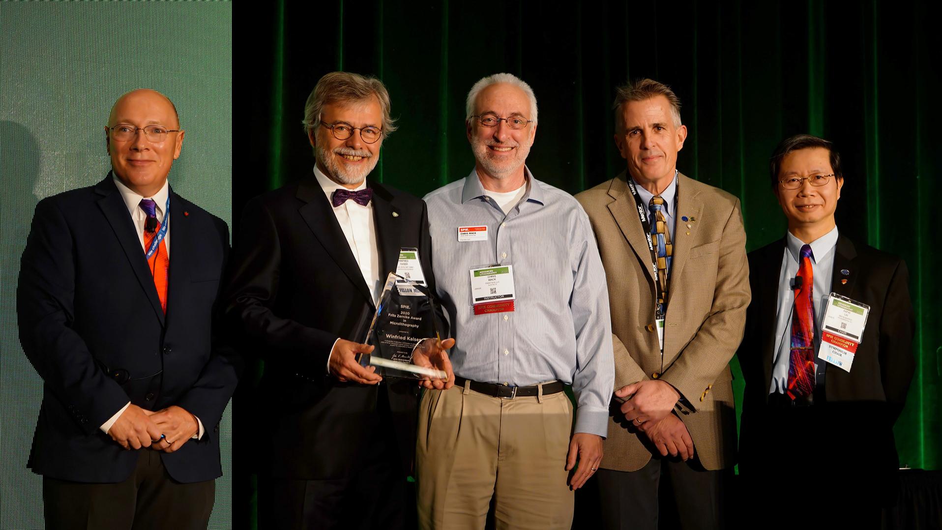 Winfried Kaiser mit der Auszeichnung des  SPIE Frits Zernike Awards auf einem Gruppenbild