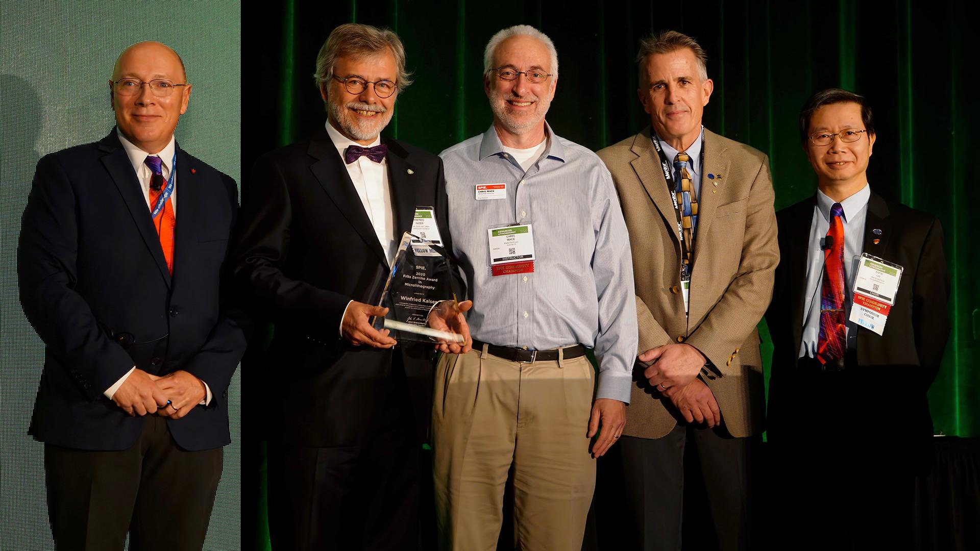 Winfried Kaiser mit der Auszeichnung des  SPIE Frits Zernike Awards auf einem Gruppenbild