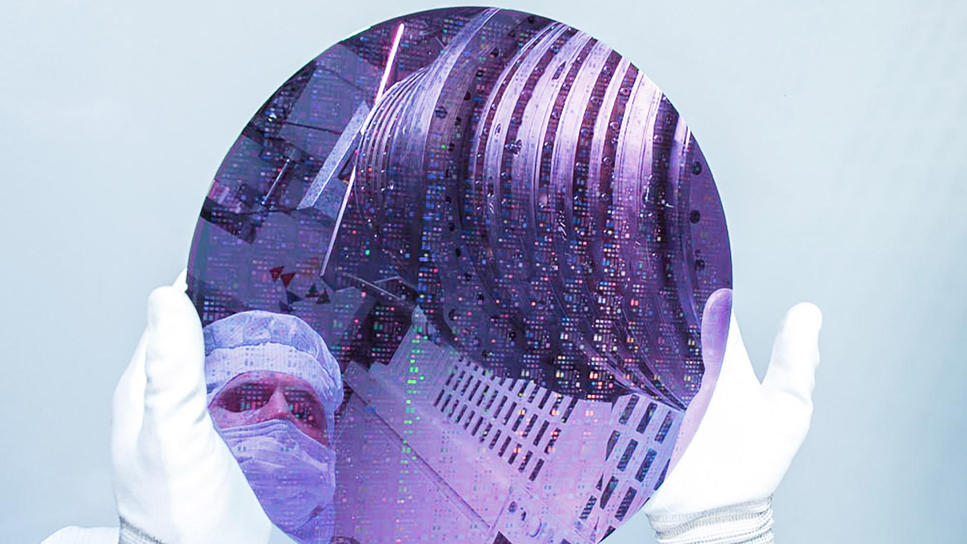 Das Bild zeigt einen Siliziumwafer, indem sich ein Mensch und ein ZEISS Starlith 1700 spiegeln.