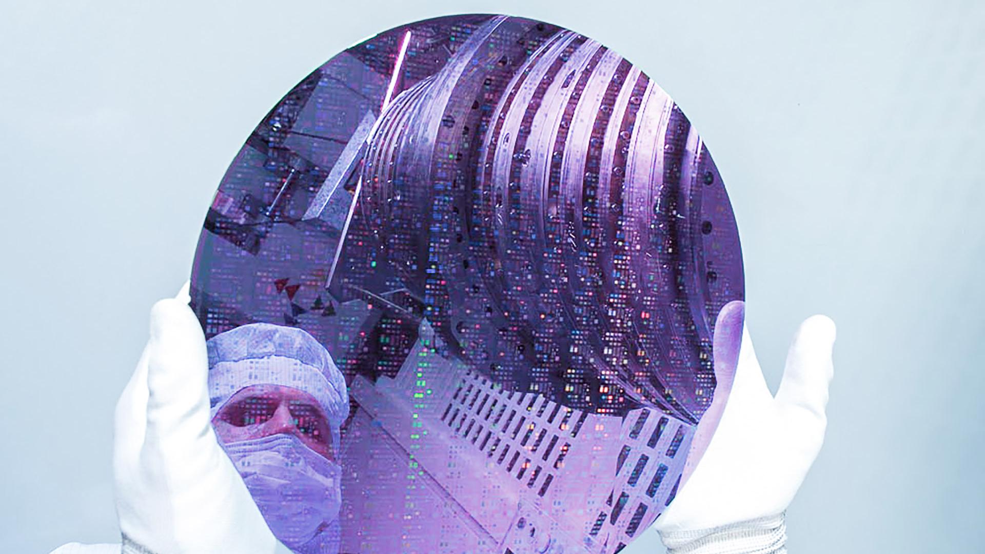 Das Bild zeigt einen Siliziumwafer, indem sich ein Mensch und ein ZEISS Starlith 1700 spiegeln.