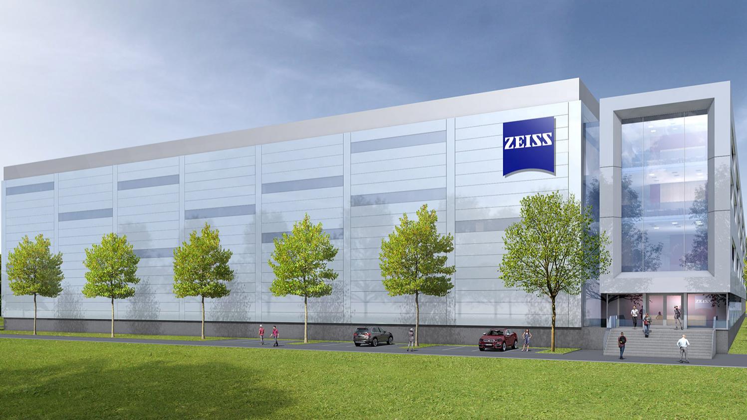Neues Gebäude von SMT am Standort Wetzlar mit großem ZEISS Logo an der Außenwand