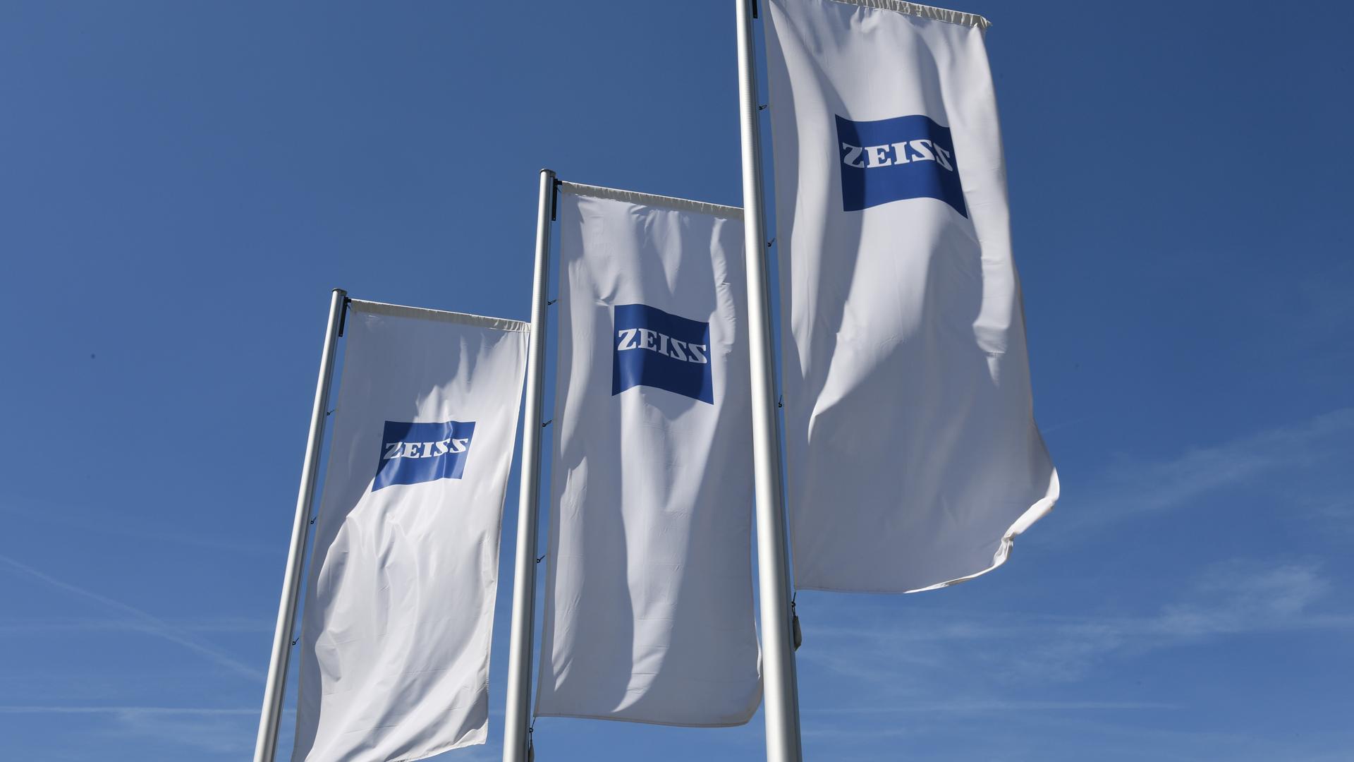 ZEISS Logo auf weißen Fahnen