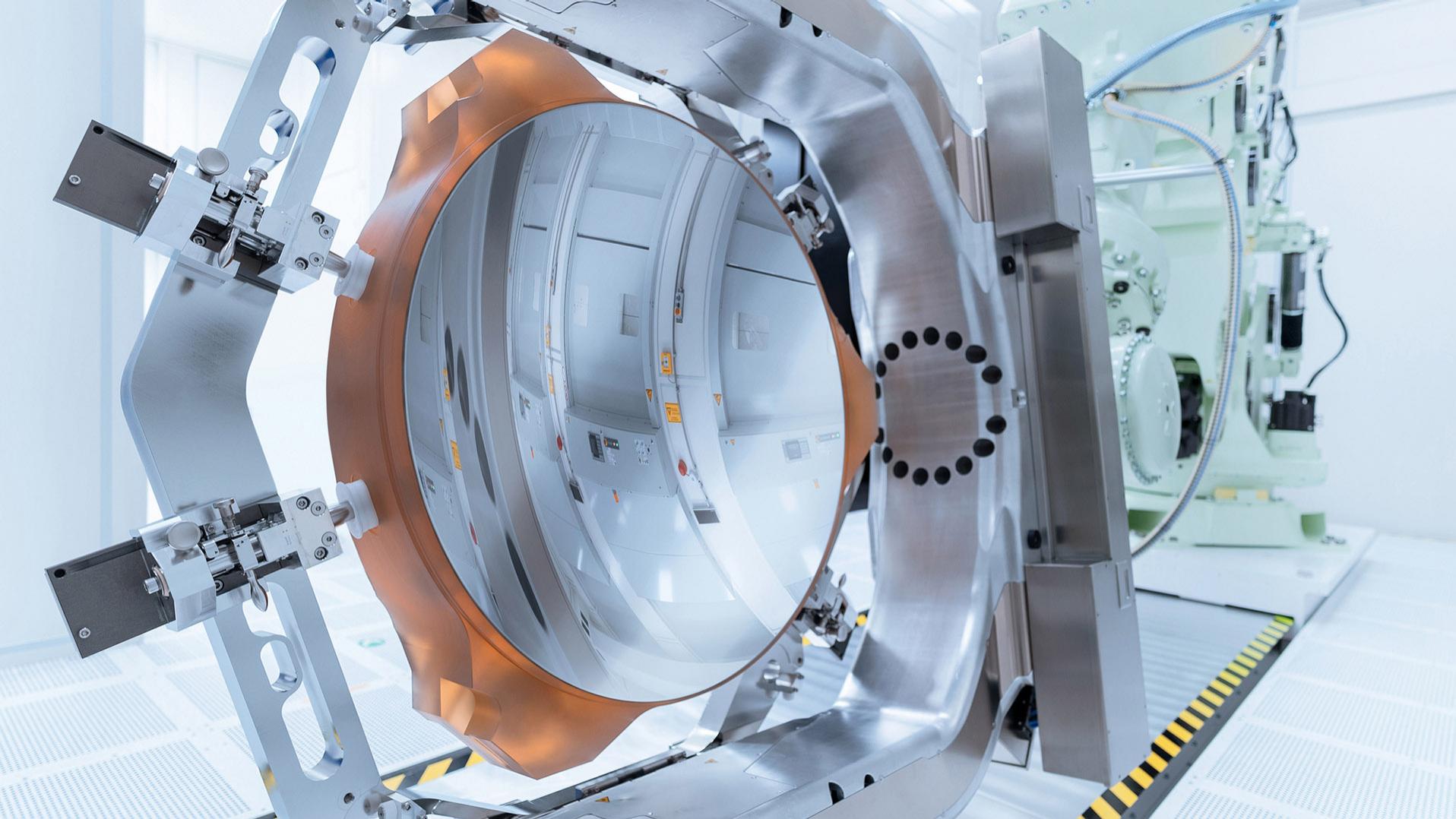 Der präziseste Spiegel der Welt von ZEISS ist verbaut im optischen System für die High-NA-EUV-Technologie.