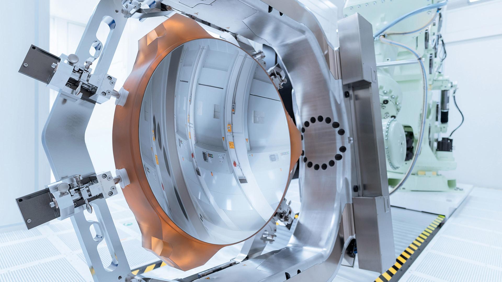 Das Bild zeigt den präzisesten Spiegel der Welt von ZEISS für die High-NA-EUV-Lithographie.