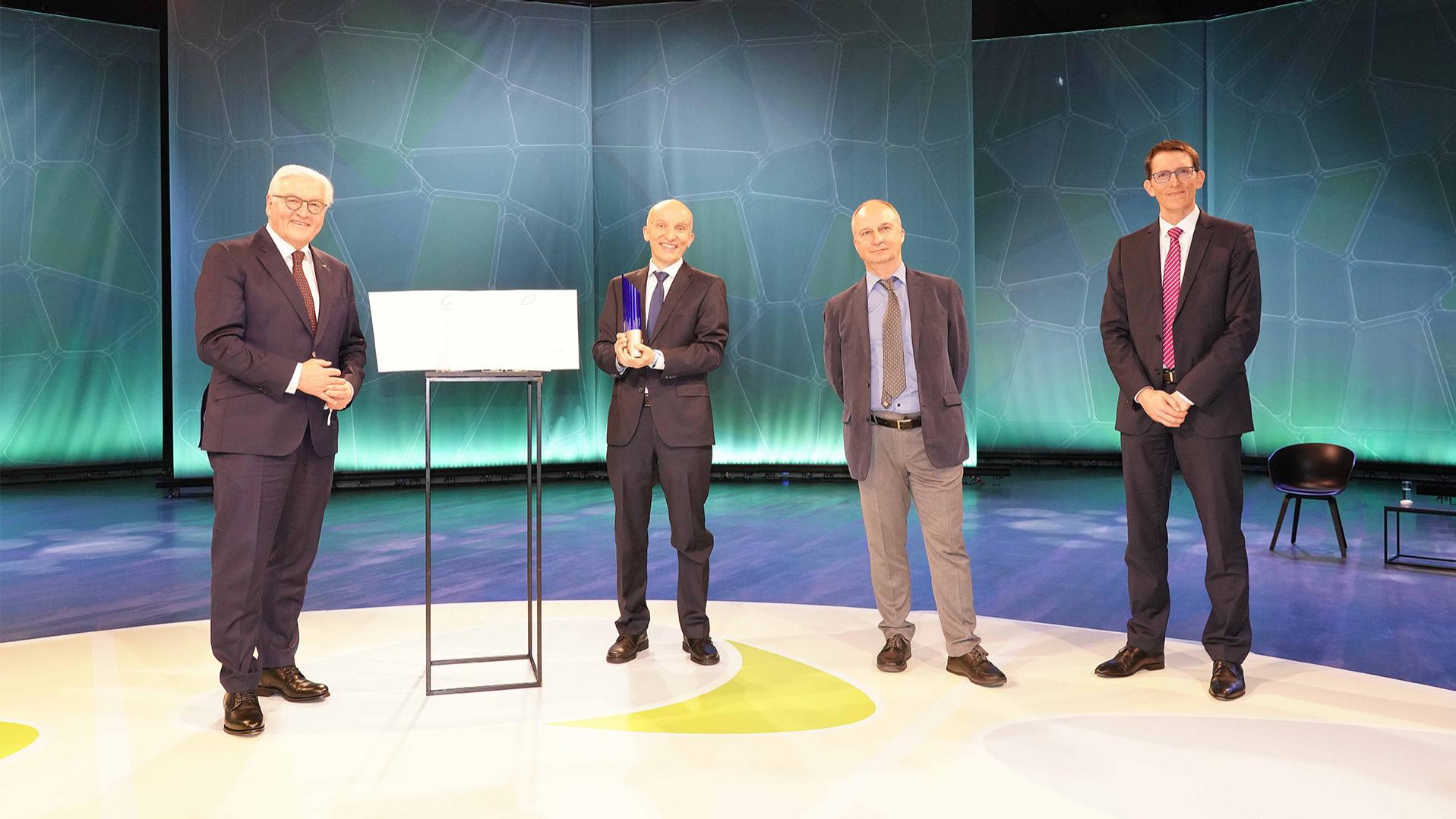 Frank-Walter Steinmeier überreicht den Kollegen der SMT den Deutschen Zukunftspreis 2020