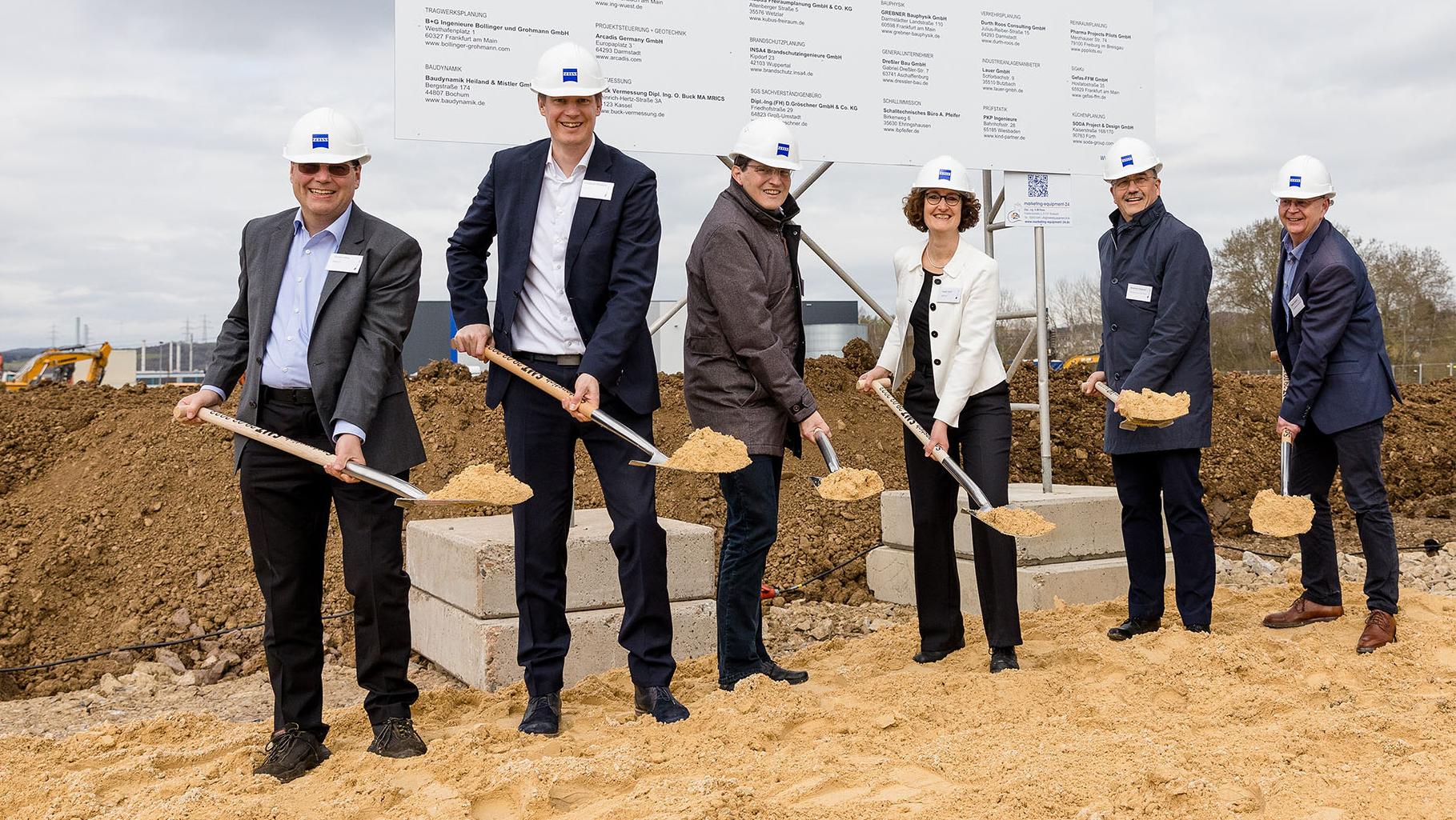 Feierlicher Moment: Roland Molz (Bereichsleiter Operations ZEISS SMT), Christoph Hensche (Chief Operating Officer und Digital Transformation Officer ZEISS SMT), Dr. Andreas Viertelhausen (Bürgermeister der Stadt Wetzlar), Katrin Ariki (Standortleiterin ZEISS SMT in Wetzlar), Manfred Wagner (Oberbürgermeister der Stadt Wetzlar) und Rainer Dietrich (Wirtschaftsförderung Wetzlar) beim Spatenstich für die neue ZEISS Multifunktionsfabrik in Wetzlar. (Foto: ZEISS / Andreas Bender)