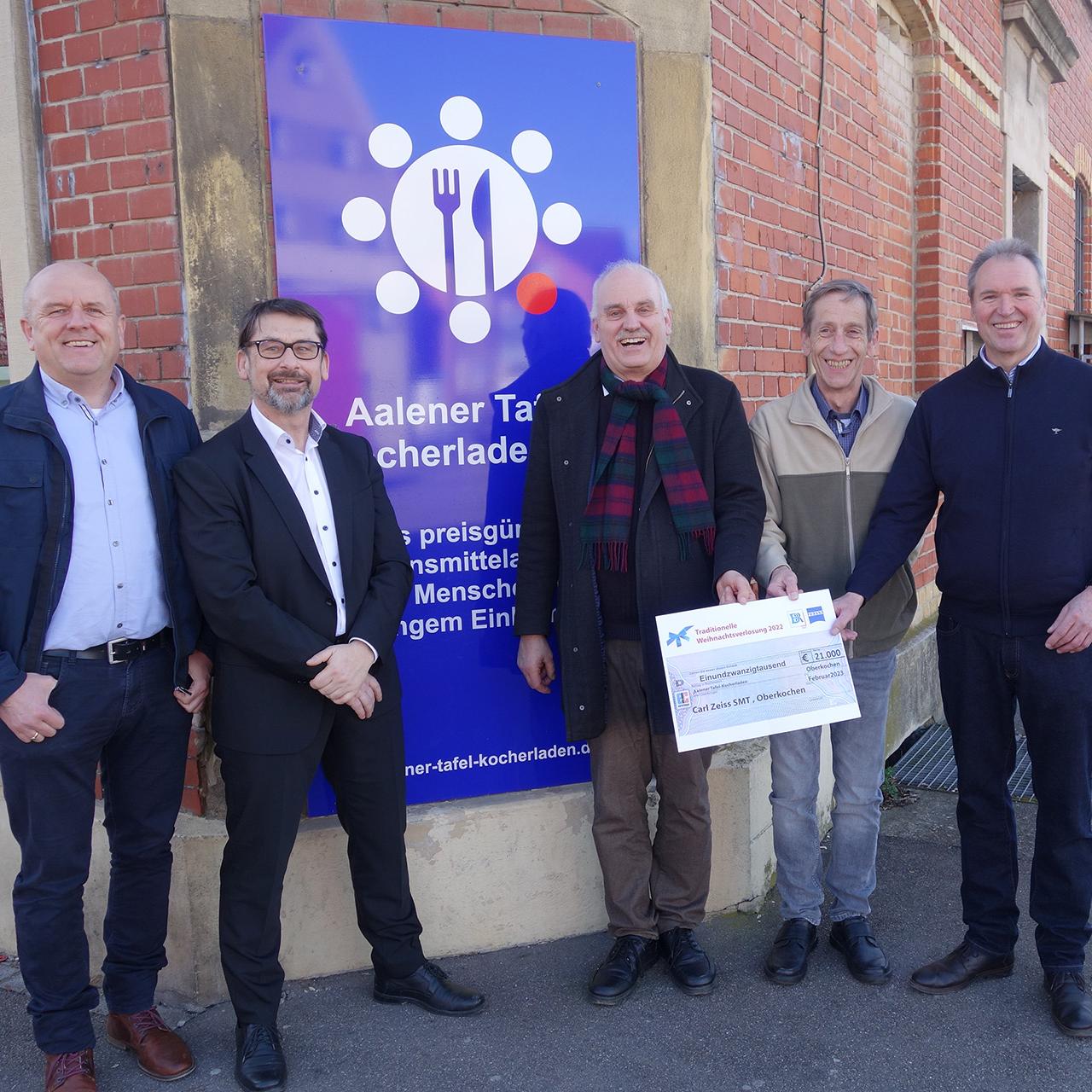 Vertreter von ZEISS SMT überreichen Spendenscheck an Tafel Aalen