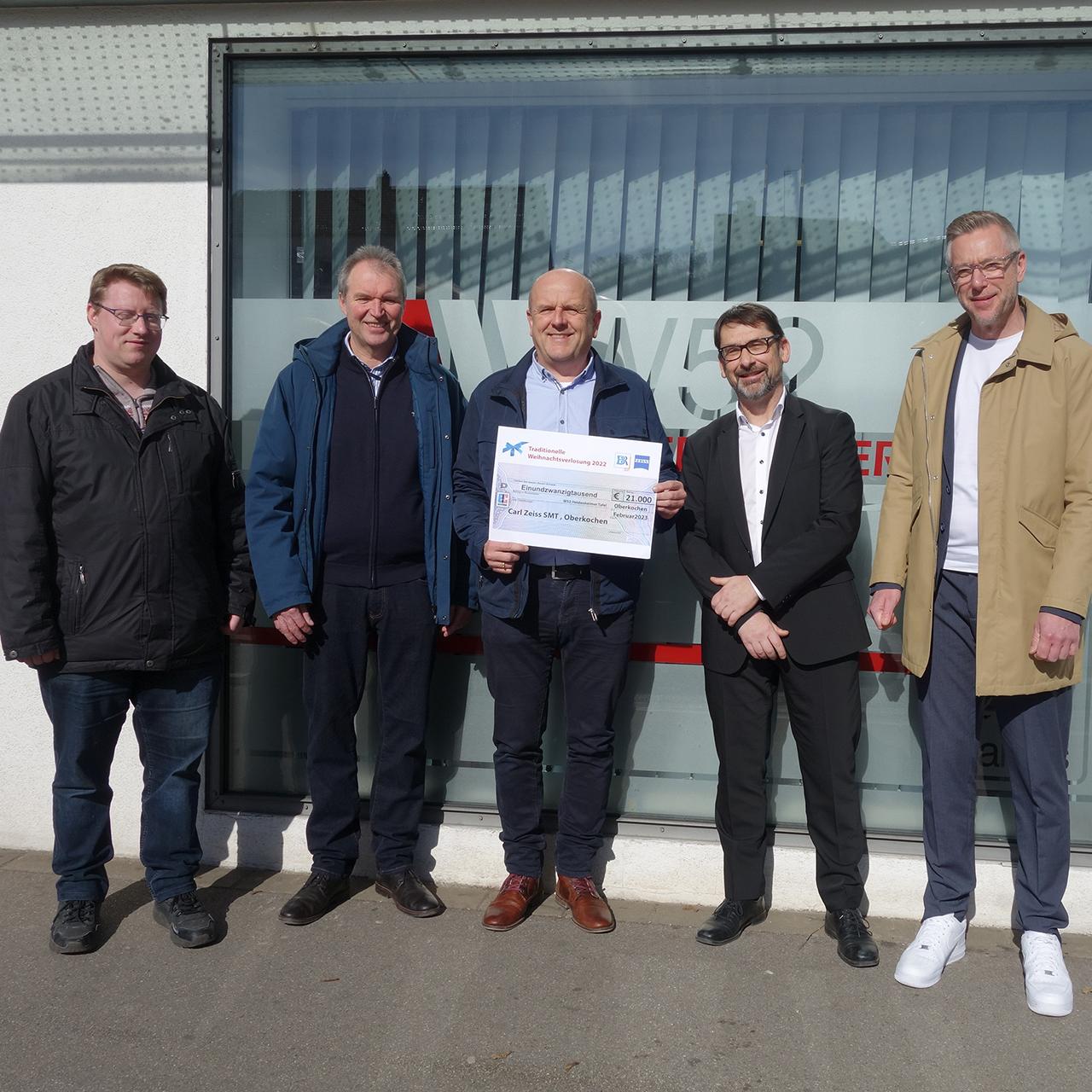 Vertreter von ZEISS SMT überreichen Spendenscheck an Tafel Heidenheim