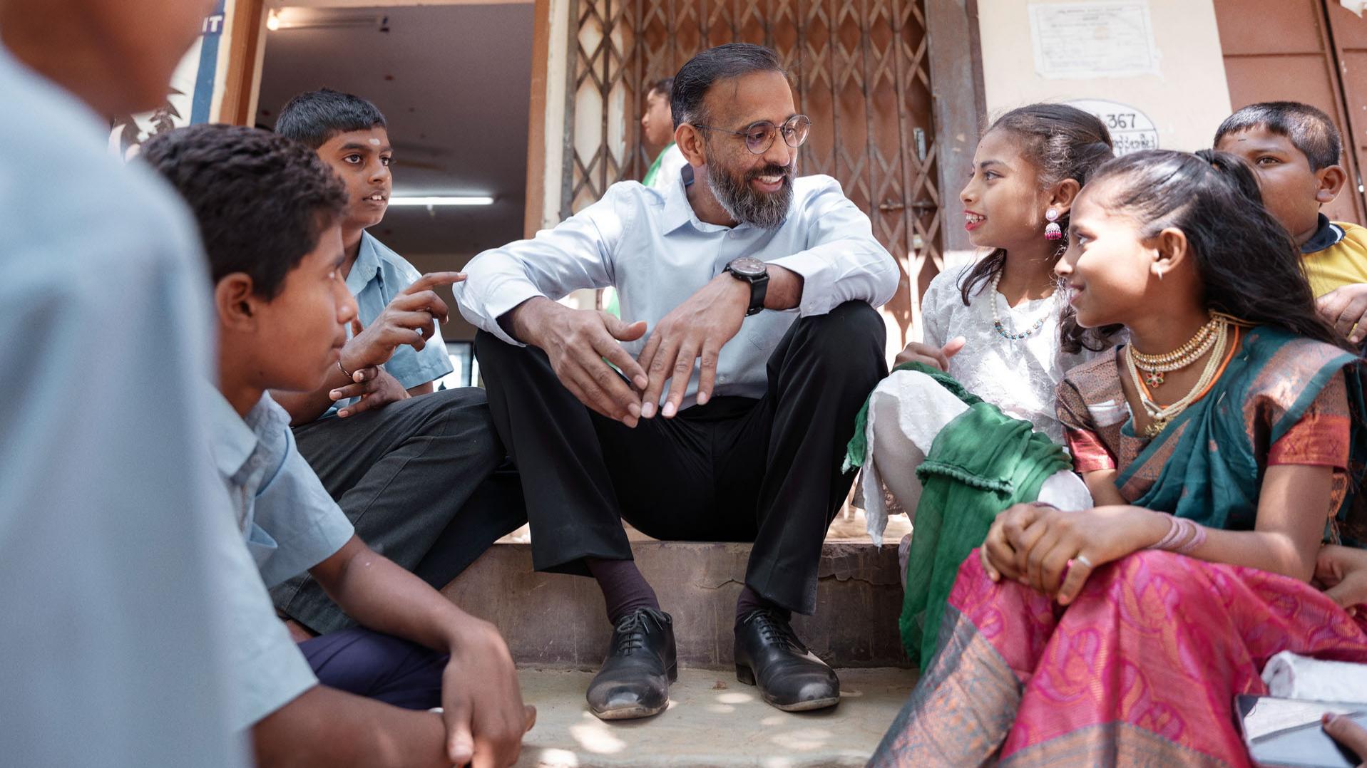 Manoj Sharma spricht mit Schülerinnen und Schülern an einer Schule nahe des Standorts von ZEISS India, in Bengaluru