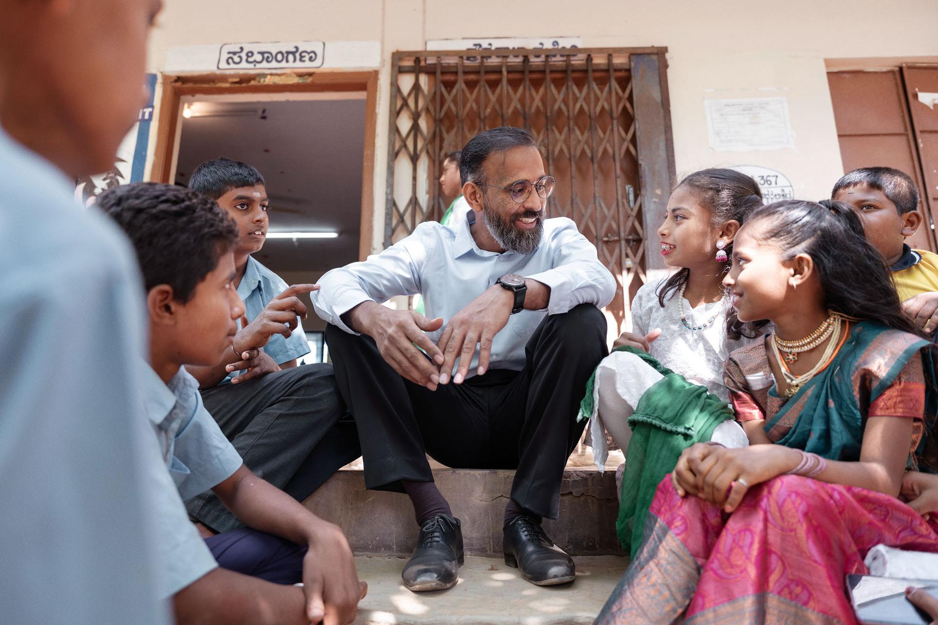 Manoj Sharma at a school near the ZEISS India location in Bengaluru talking with pupils