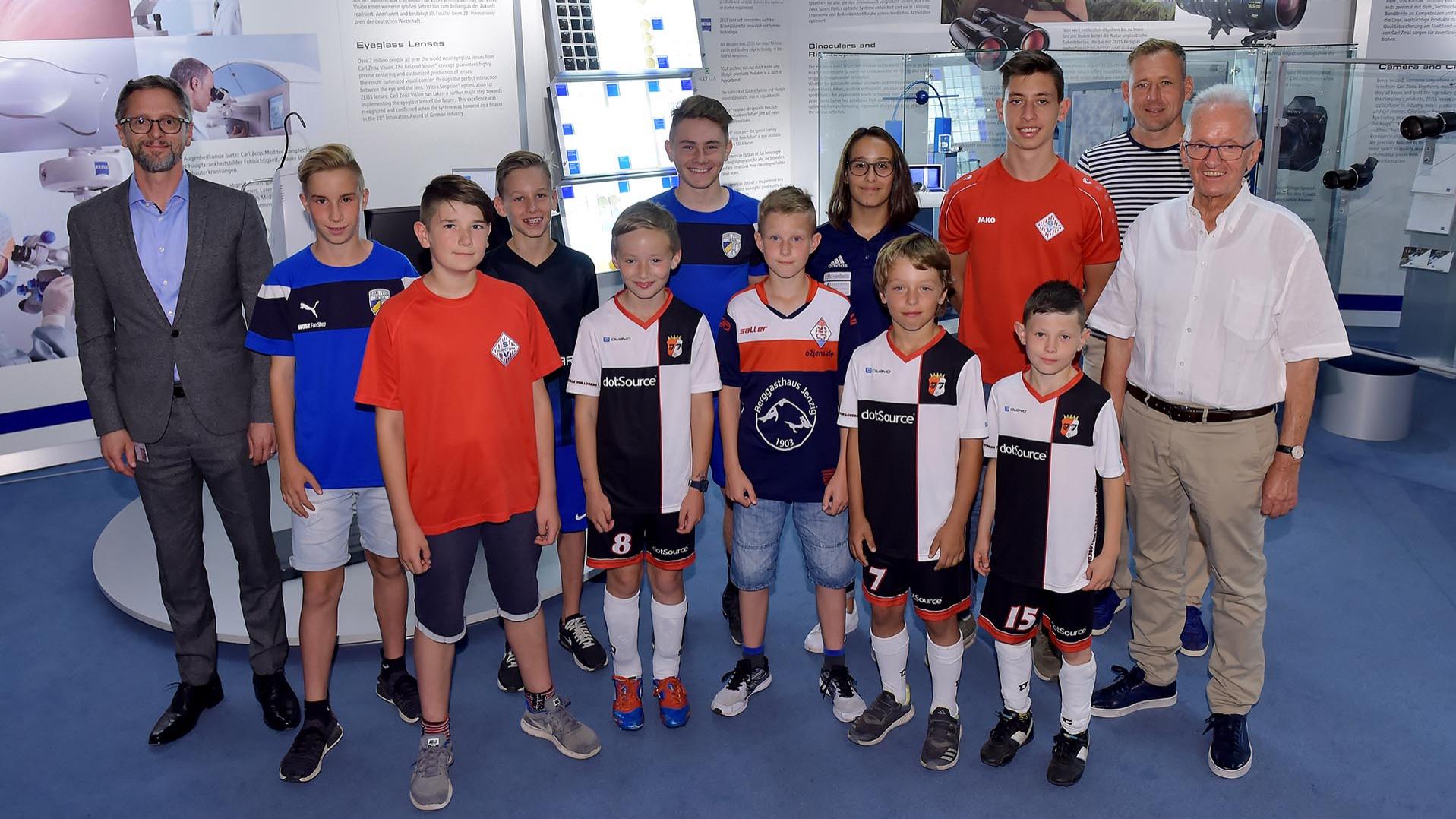 Bernd Röck, Personalleiter der Carl Zeiss Jena GmbH (links), und die Gründungsvorstände der Kinder- und Jugendfußballstiftung Jena, Hartmut Beyer (rechts) und StefanTreitl (2.v.r.), mit den geehrten Nachwuchsfußballern.