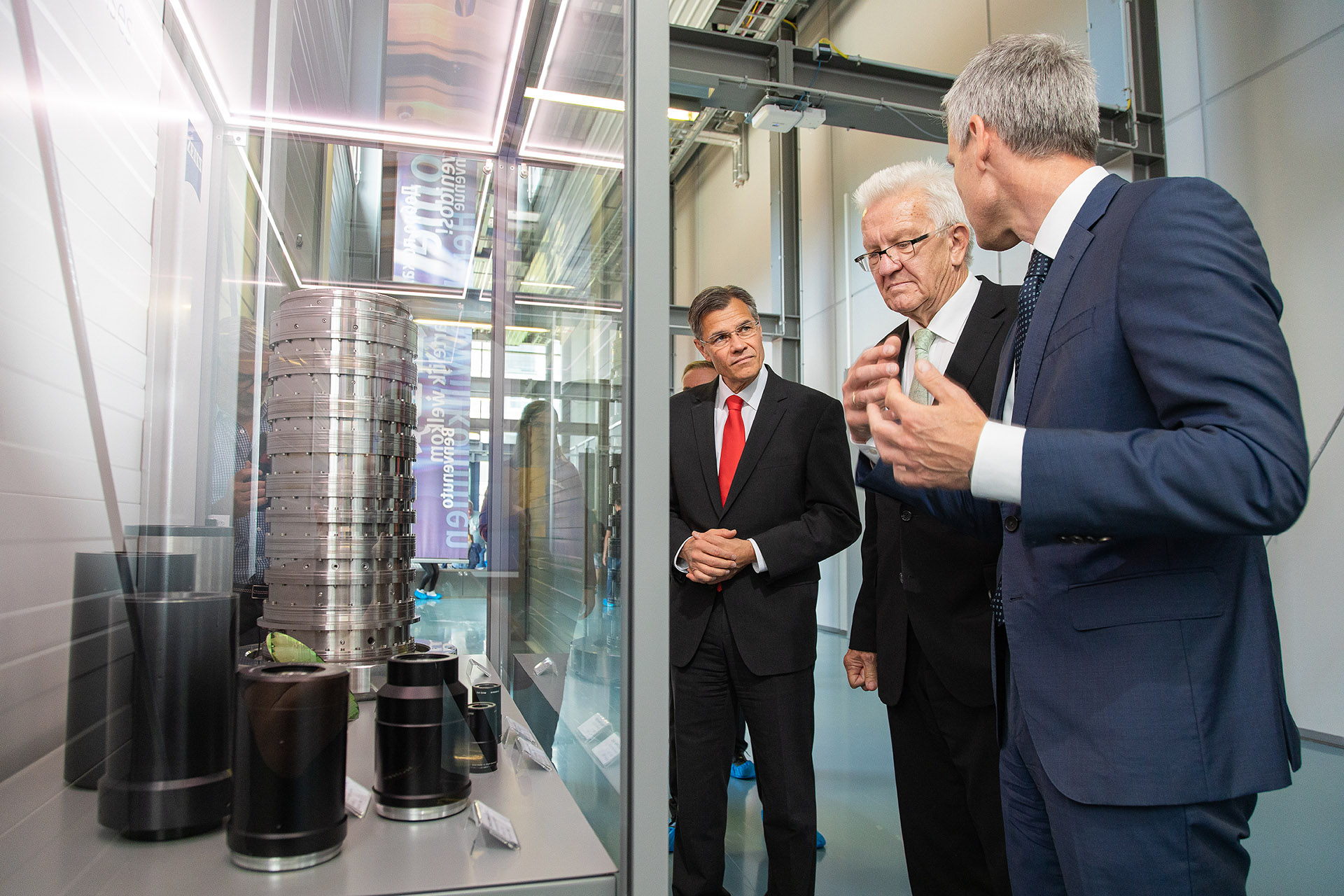 Baden-Württembergs Ministerpräsident Winfried Kretschmann hat heute ZEISS, ein weltweit führendes Technologieunternehmen der optischen und optoelektronischen Industrie, am Haupt-Standort Oberkochen besucht. Dr. Karl Lamprecht, Vorstandsvorsitzender von ZEISS und Andreas Pecher, Mitglied im ZEISS Vorstand und verantwortlich für die Sparte Semiconductor Manufacturing Technology (SMT), gaben dem Ministerpräsidenten Einblick in die Fertigung der „präzisesten“ Spiegel der Welt.