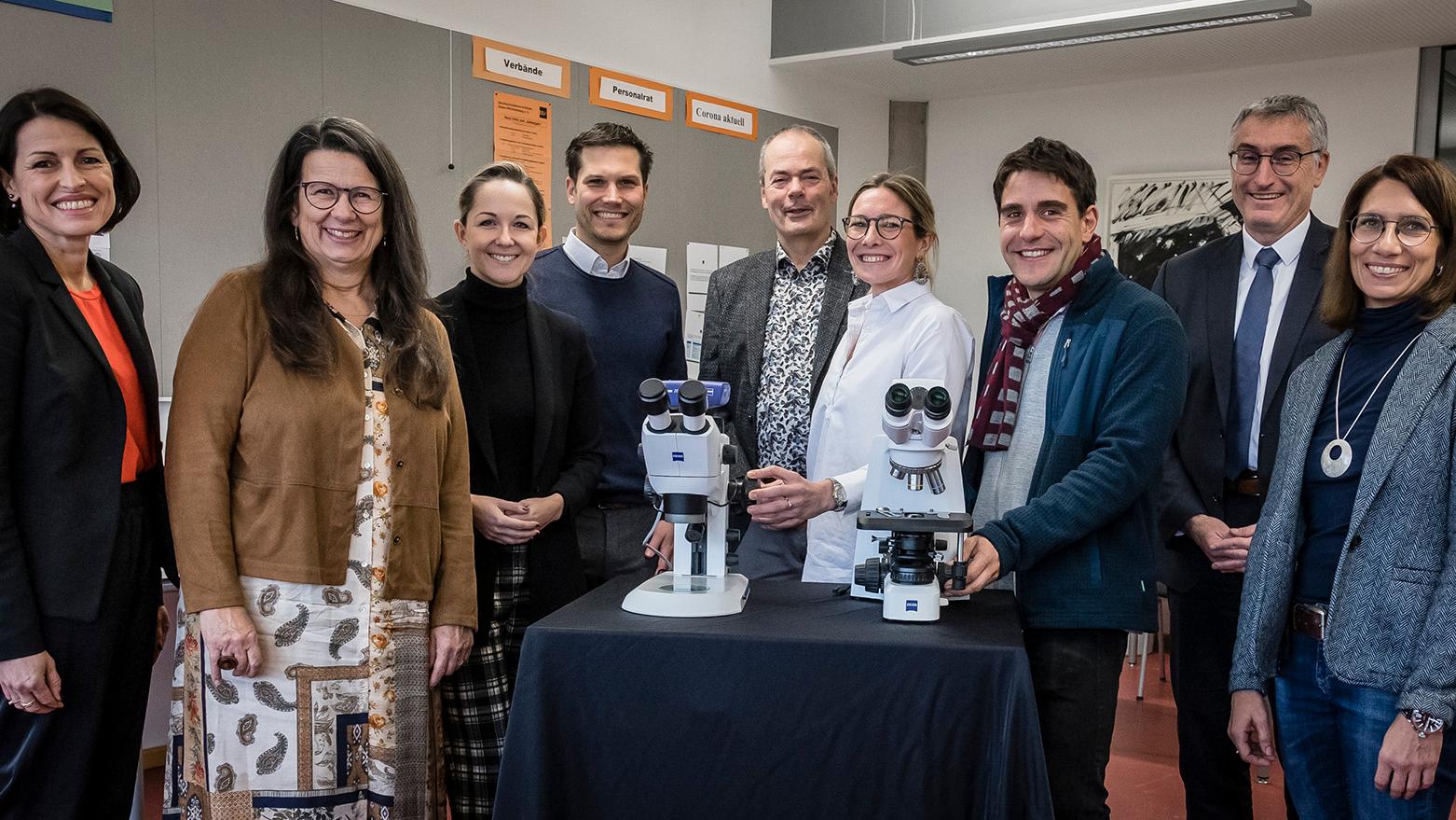 Die ZEISS Förderfonds unterstützen die Justus-von Liebig-Schule Aalen bei der Ausstattung des Biologiesaals mit netzwerkfähigen Mikroskopen. (v.l.:Claudia Wildner, Stellv.Schulleiterin; Petra Hudak, Schulleiterin; Judith Walter und Dr. Frank Vogler, ZEISS, Stephan Stoll, Abt.leiter Biologie u. Landwirtschaft, Stefanie Wickenbrock, Lehrkraft Biologie und Spanisch, Michael Ihrig, Lehrkraft Biologie und Landwirtschaft, Karl Kurz, Schuldezernent, Carmen Wörle, Abt.leiterin Gymnasium).