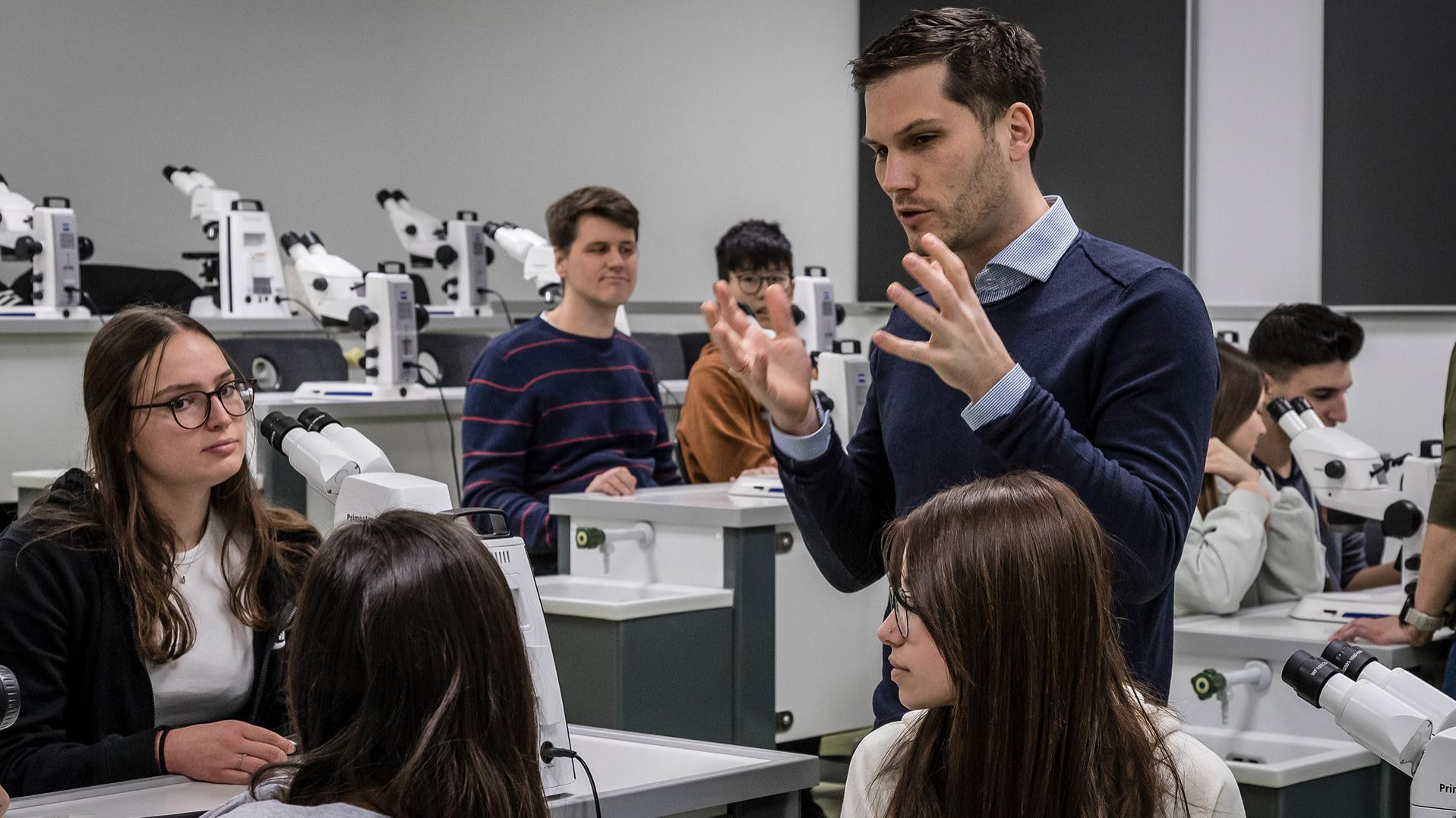 ZEISS Mikroskopiespezialist Dr. Frank Vogler richtete das Digitale Klassenzimmer ein und zeigte den Schülerinnen und Schülern sowie den Lehrenden, wie die Mikroskope funktionieren. Die Mikroskope und die HD-Streaming-Kameras für die beiden Lehrendengeräte ermöglichen einen praxisbezogenen und gleichzeitig vernetzten, modernen Biologieunterricht.