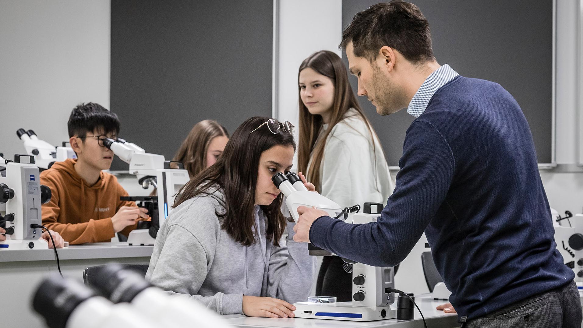 ZEISS Mikroskopiespezialist Dr. Frank Vogler richtete das Digitale Klassenzimmer ein und zeigte den Schülerinnen und Schülern sowie den Lehrenden, wie die Mikroskope funktionieren. Die Mikroskope und die HD-Streaming-Kameras für die beiden Lehrendengeräte ermöglichen einen praxisbezogenen und gleichzeitig vernetzten, modernen Biologieunterricht.