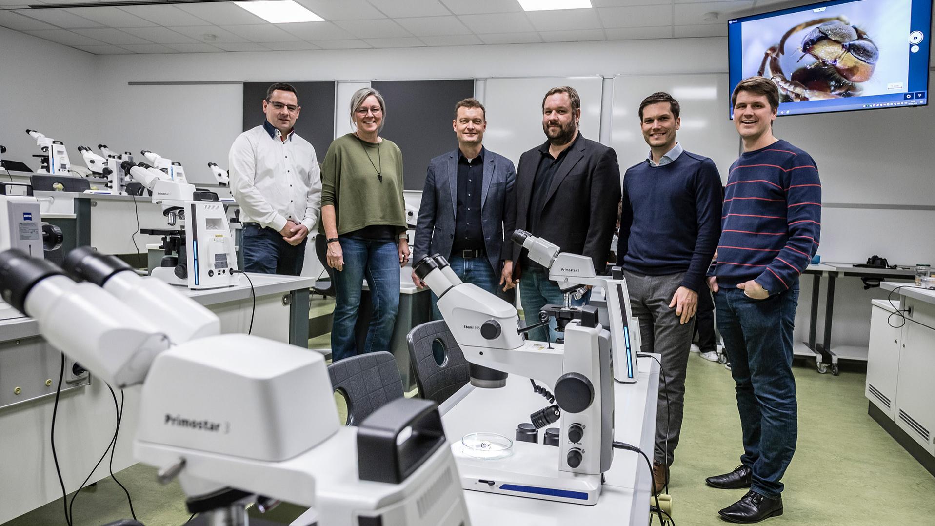 ZEISS unterstützt das Werkgymnasium Heidenheim mit 32 modernen Mikroskopen plus Zubehör. Die Stadt Heidenheim bezuschusste das Projekt ebenfalls (v.l.: Michael Wolf, ZEISS, Anja Paasch, Abteilungsleiterin Werkgymnasium HDH, Ralf Kiesel, Schulleiter Werkgymnasium HDH, Matthias Heisler, Stadt HDH, Fachbereichsleiter Familie, Bildung und Sport, Dr. Frank Vogler, ZEISS und Matthias Pfeffer, Stellvertretender Schulleiter Werkgymnasium HDH).