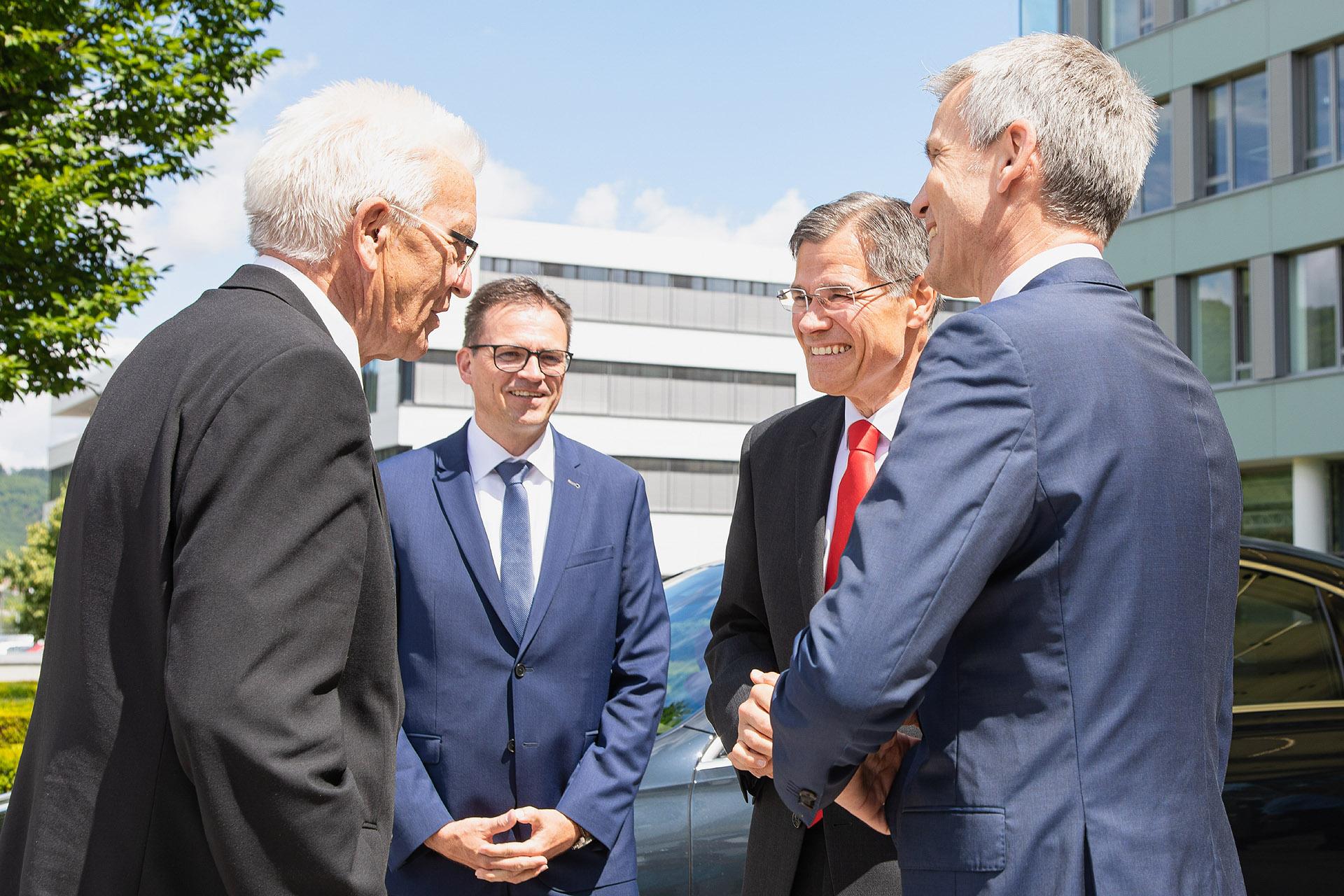 Baden-Württembergs Ministerpräsident Winfried Kretschmann hat heute ZEISS, ein weltweit führendes Technologieunternehmen der optischen und optoelektronischen Industrie, am Haupt-Standort Oberkochen besucht. Dr. Karl Lamprecht, Vorstandsvorsitzender von ZEISS und Andreas Pecher, Mitglied im ZEISS Vorstand und verantwortlich für die Sparte Semiconductor Manufacturing Technology (SMT), gaben dem Ministerpräsidenten Einblick in die Fertigung der „präzisesten“ Spiegel der Welt.