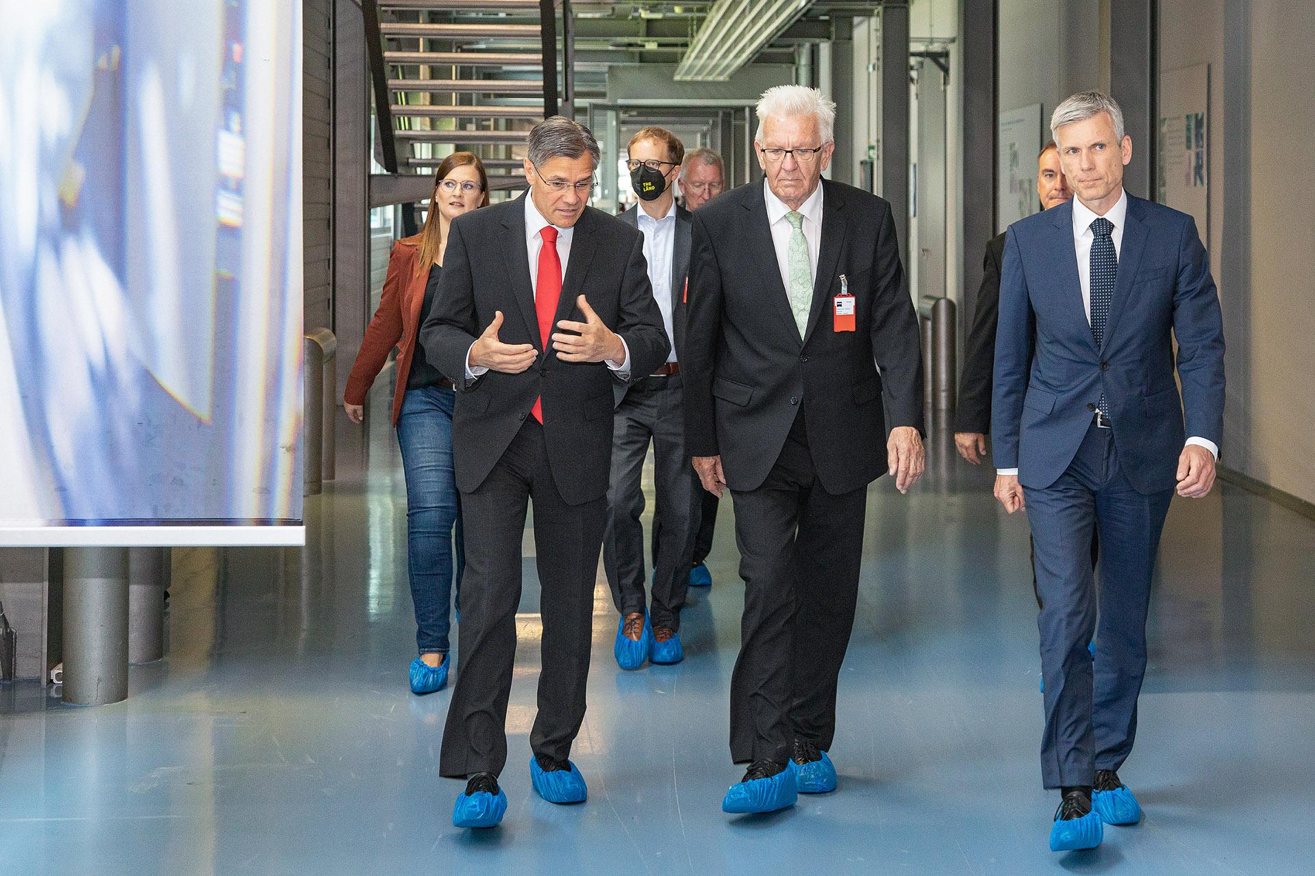 Baden-Württembergs Ministerpräsident Winfried Kretschmann hat heute ZEISS, ein weltweit führendes Technologieunternehmen der optischen und optoelektronischen Industrie, am Haupt-Standort Oberkochen besucht. Dr. Karl Lamprecht, Vorstandsvorsitzender von ZEISS und Andreas Pecher, Mitglied im ZEISS Vorstand und verantwortlich für die Sparte Semiconductor Manufacturing Technology (SMT), gaben dem Ministerpräsidenten Einblick in die Fertigung der „präzisesten“ Spiegel der Welt.