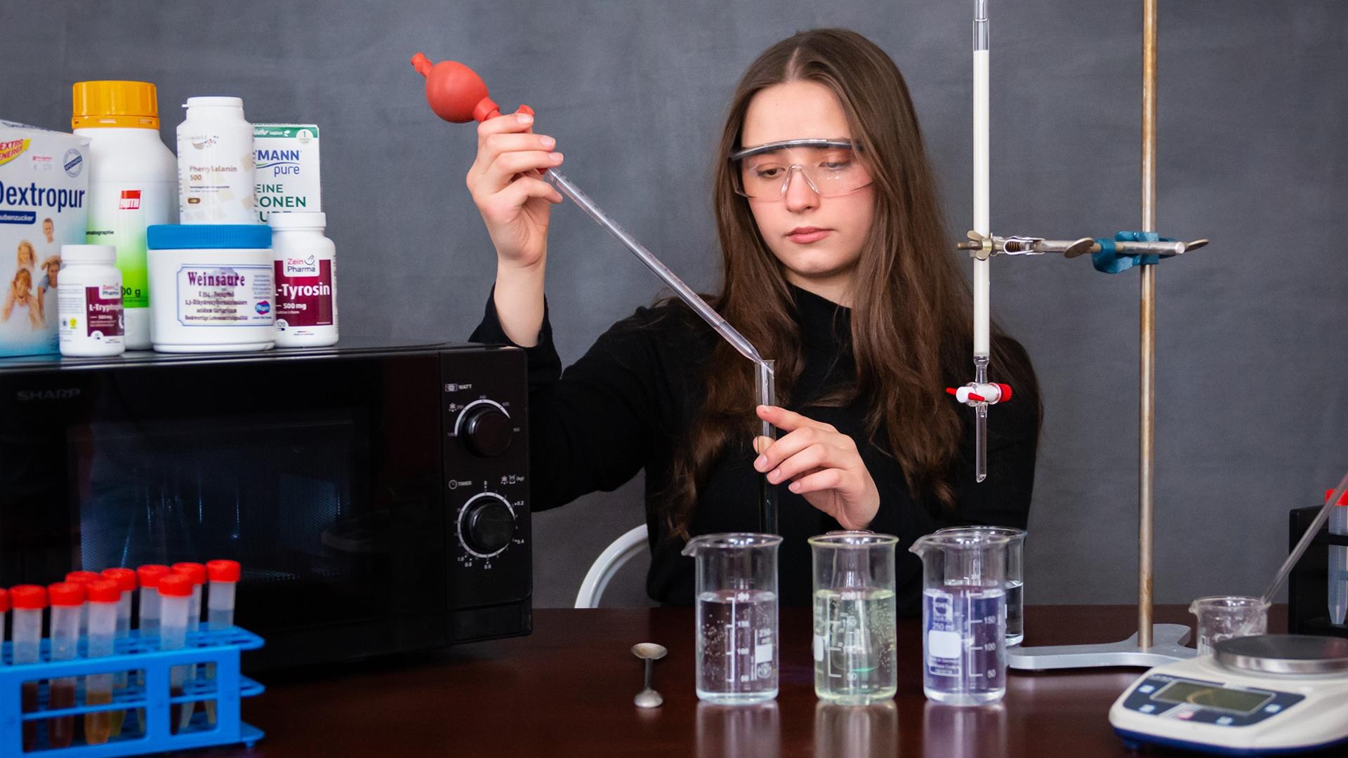 Julianna Marie Sierka erhielt den ersten Preis des Regionalwettbewerbs Jena von Jugend forscht im Bereich Physik für ihr Projekt "Quantenpunkte aus der Küche". (Foto: Agnieszka Zymon Sierka)