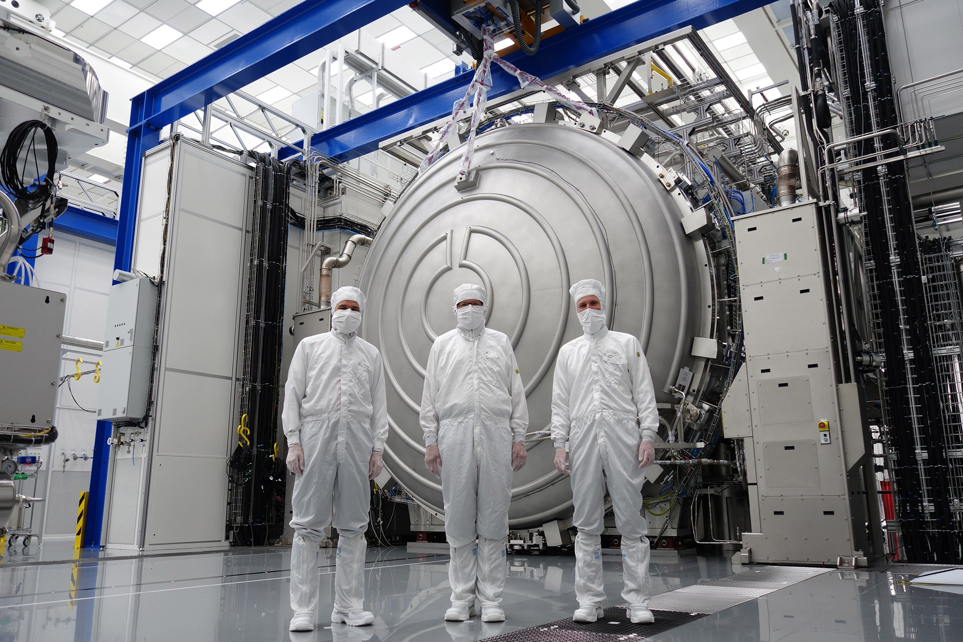 Baden-Württembergs Ministerpräsident Winfried Kretschmann hat heute ZEISS, ein weltweit führendes Technologieunternehmen der optischen und optoelektronischen Industrie, am Haupt-Standort Oberkochen besucht. Dr. Karl Lamprecht, Vorstandsvorsitzender von ZEISS und Andreas Pecher, Mitglied im ZEISS Vorstand und verantwortlich für die Sparte Semiconductor Manufacturing Technology (SMT), gaben dem Ministerpräsidenten Einblick in die Fertigung der „präzisesten“ Spiegel der Welt.