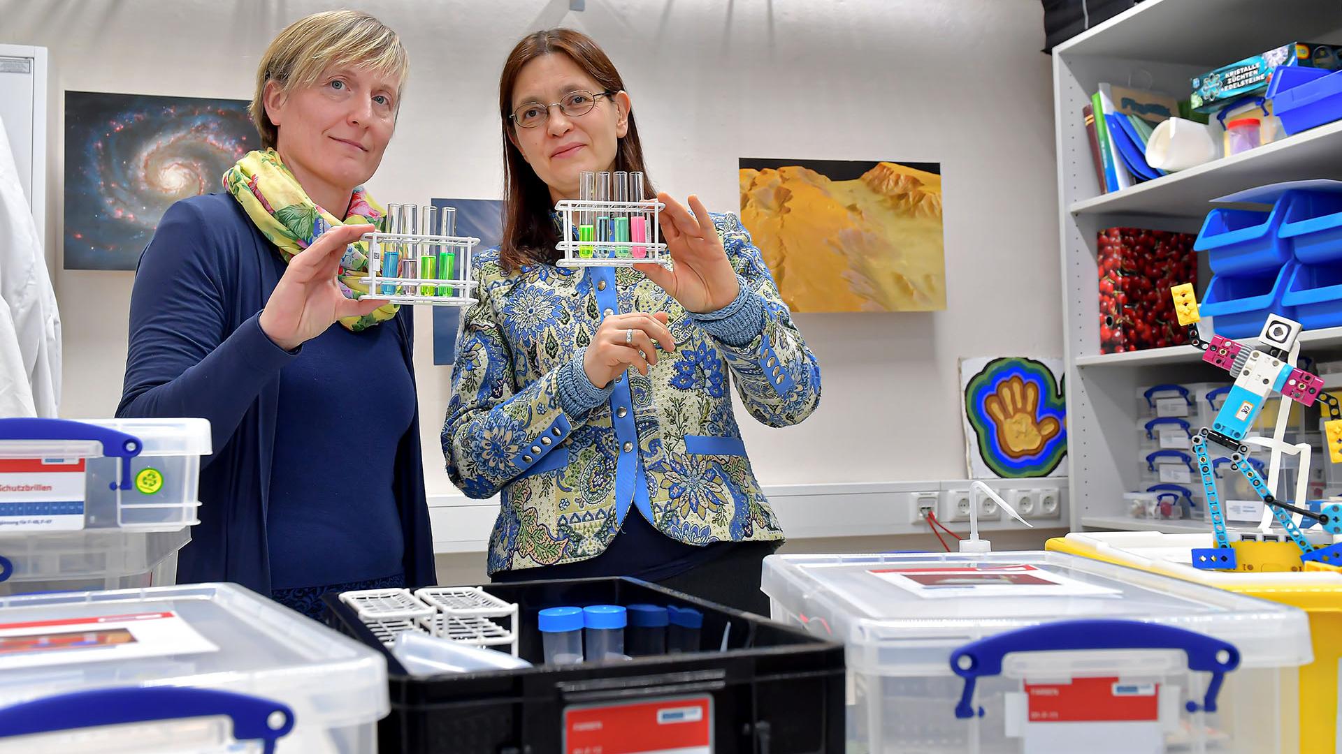 Katja Himmelreich und Dr. Christina Walther testen eine Forscherbox zum Thema Fluoreszenz, die Katja Himmelreich im Rahmen der ZEISS Initiative „A Heart for Science" für einen Workshop mit Schülerinnen und Schülern ausleiht.