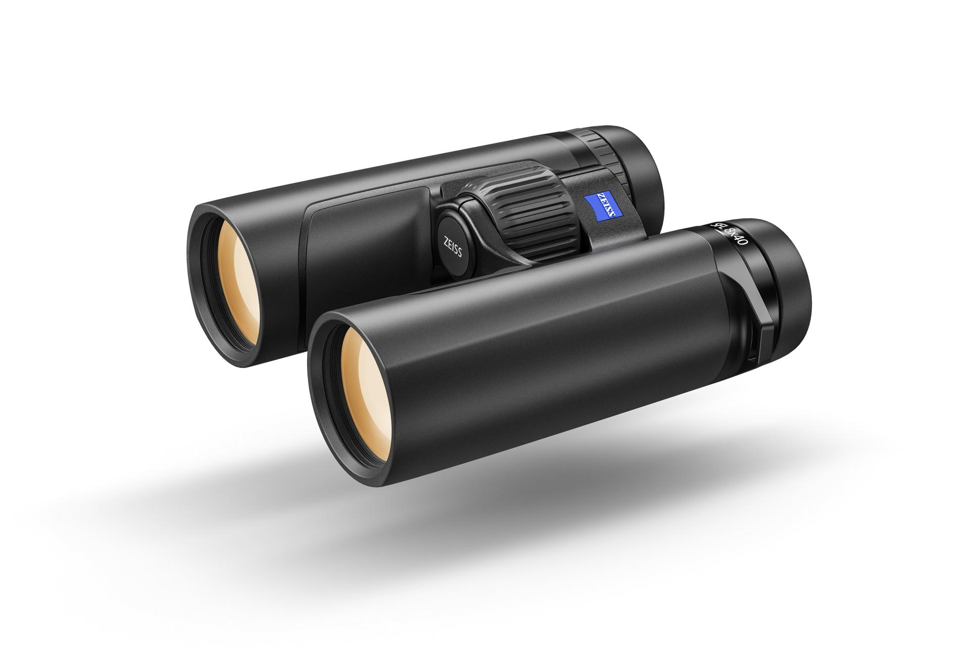 Schwarzes Fernglas ZEISS SFL 8x40 mit zentralem Fokussierrad und blauem ZEISS-Logo auf weißer, reflektierender Oberfläche.