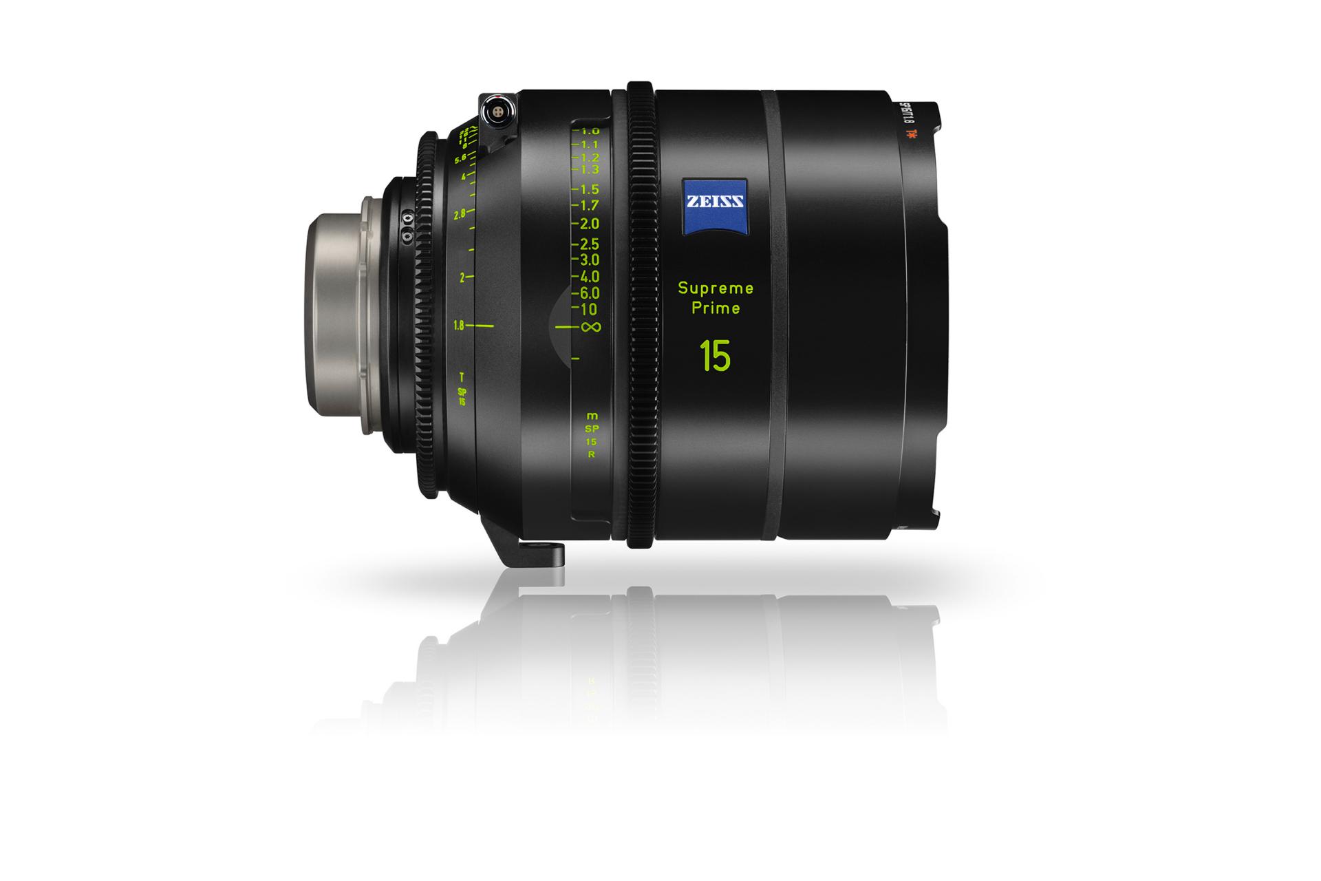 Seitenansicht eines ZEISS Supreme Prime 15 mm Kinoobjektivs mit detaillierten Fokus- und Blendenmarkierungen.