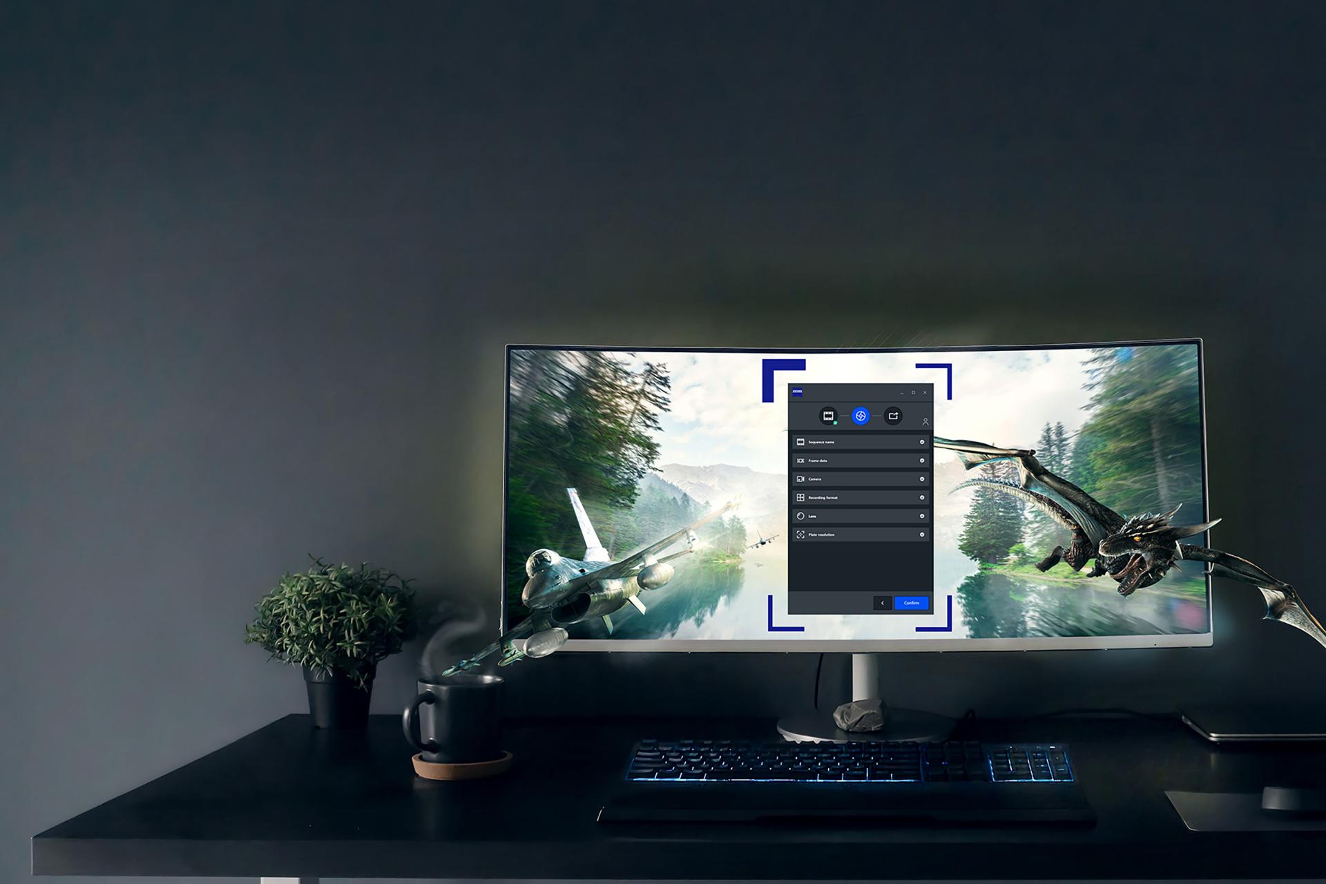 Ultrabreiter Monitor auf einem eleganten schwarzen Schreibtisch, auf dem eine dynamische 3D-Flugszene mit einer überlagerten ZEISS-Software-Oberfläche angezeigt wird.