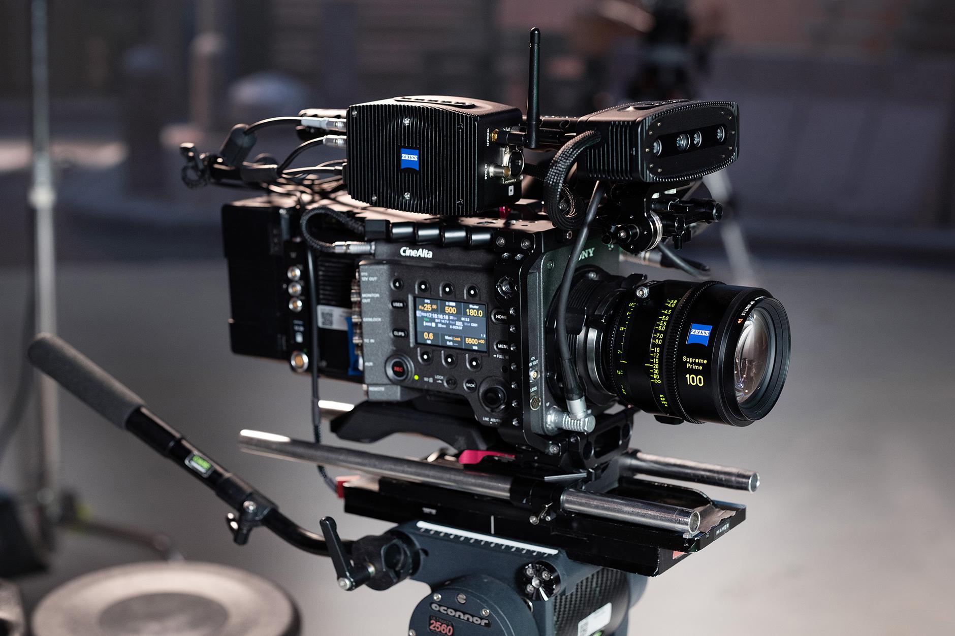 Professionelles Kinokamera-Rig, ausgestattet mit einem ZEISS Supreme Prime 100-mm-Objektiv und diversem ZEISS-Zubehör, montiert auf einem Stativ.
