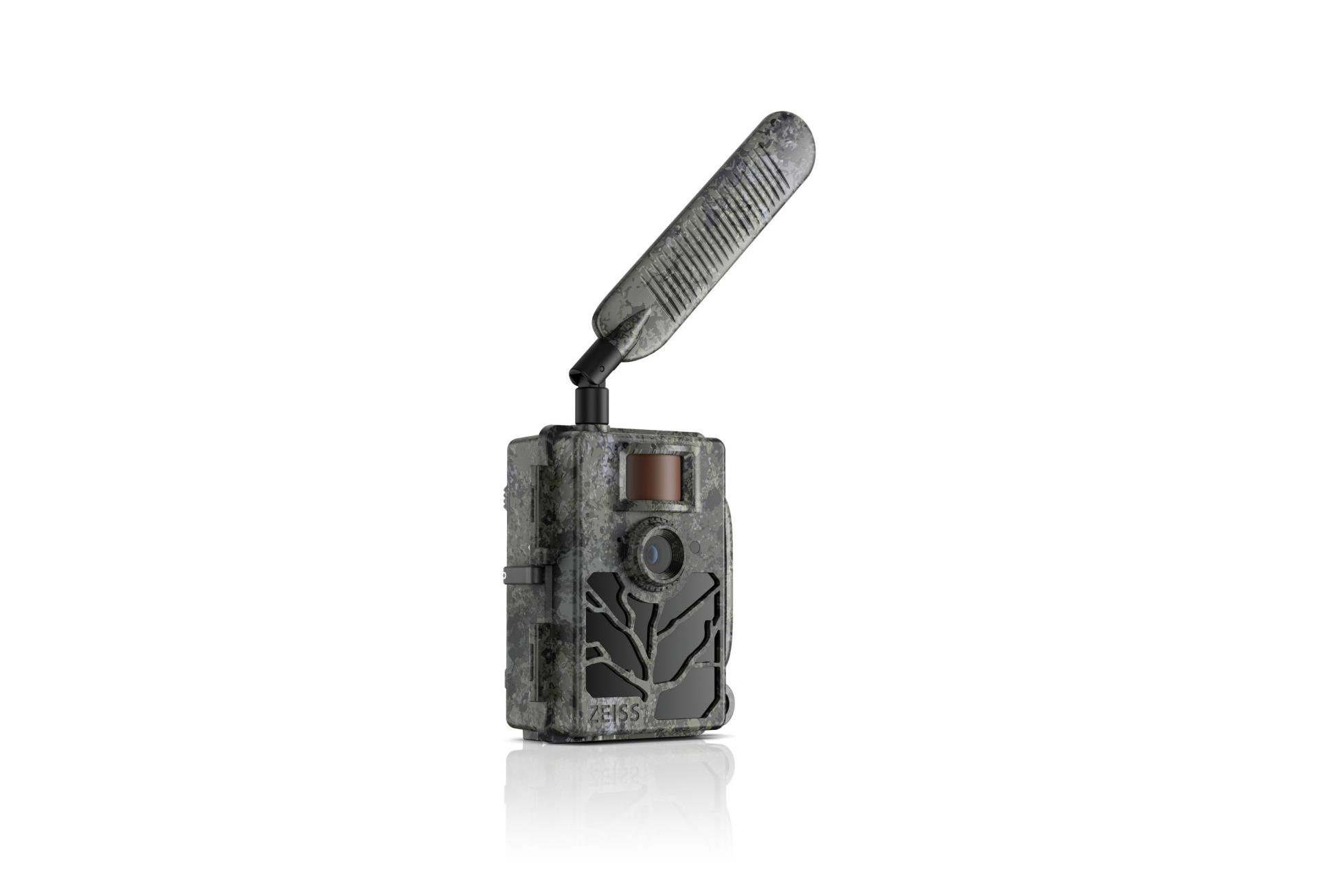 Getarnte ZEISS-Wildkamera mit großer Antenne, Objektiv und Sensor auf der Vorderseite.