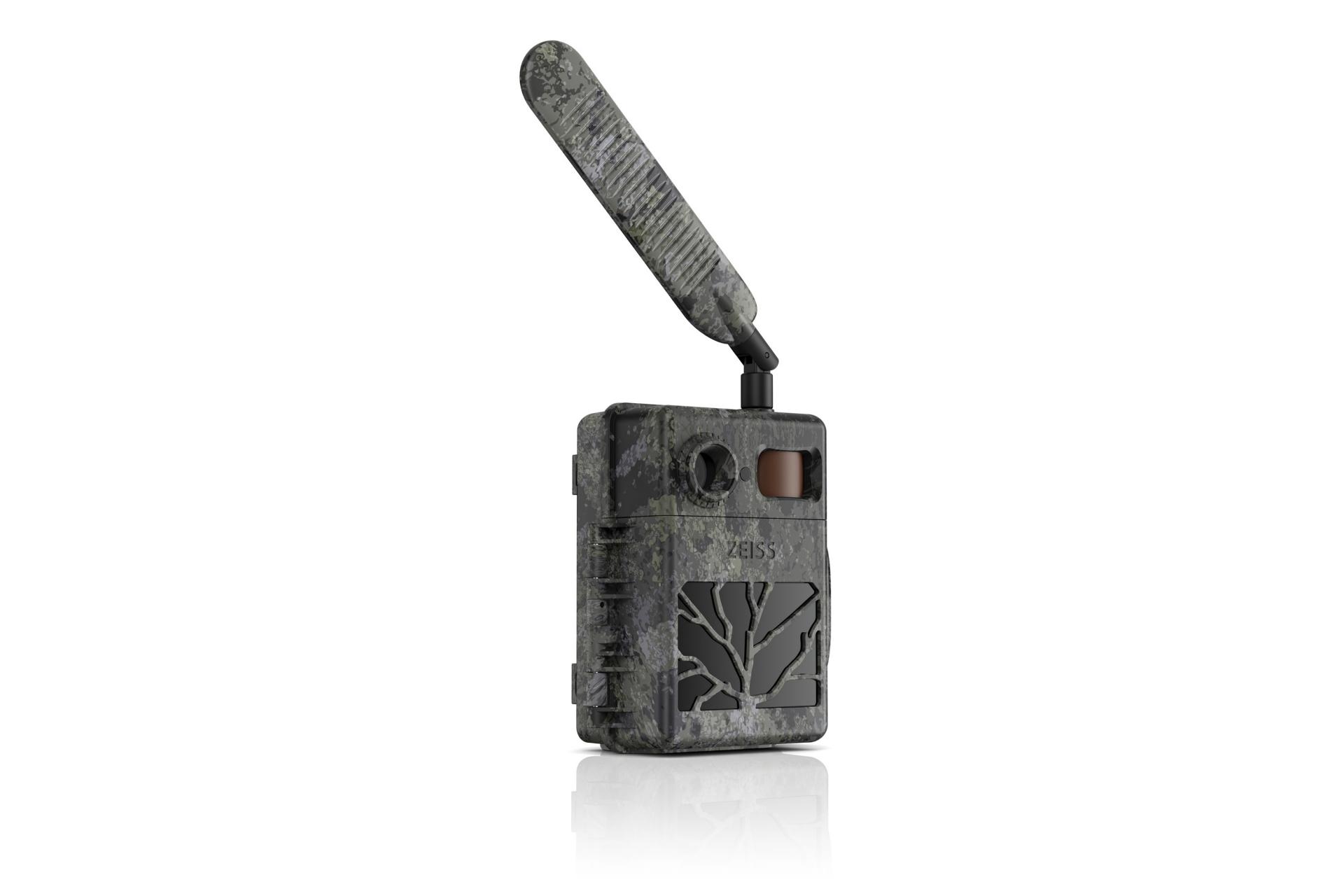 Getarnte ZEISS-Wildkamera mit großer Antenne und nach vorne gerichteter Linse, mit einem Astmuster auf dem Gehäuse.