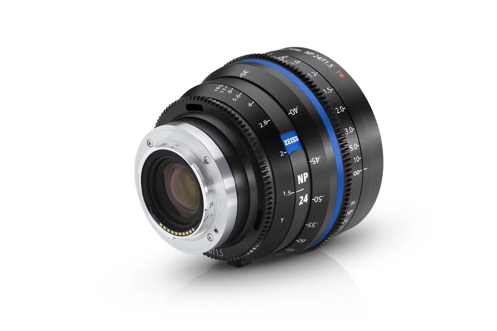 Professionelles Kinoobjektiv von ZEISS mit präzisen Fokus- und Blendenmarkierungen, einem robusten Metallgehäuse und einem blauen Akzentring.