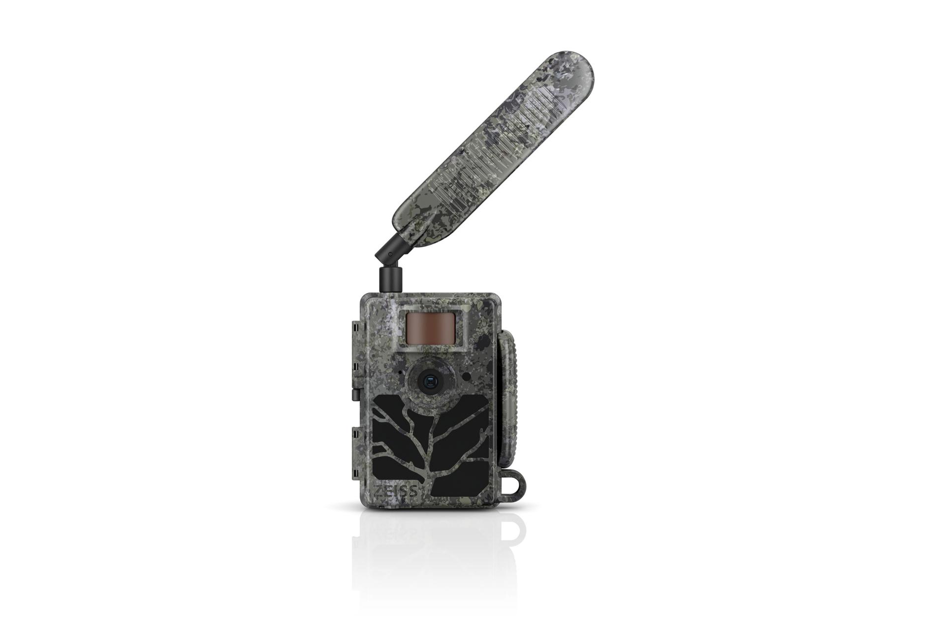 Getarnte ZEISS-Wildkamera mit verlängerter Antenne und sichtbarer Linse auf der Vorderseite.