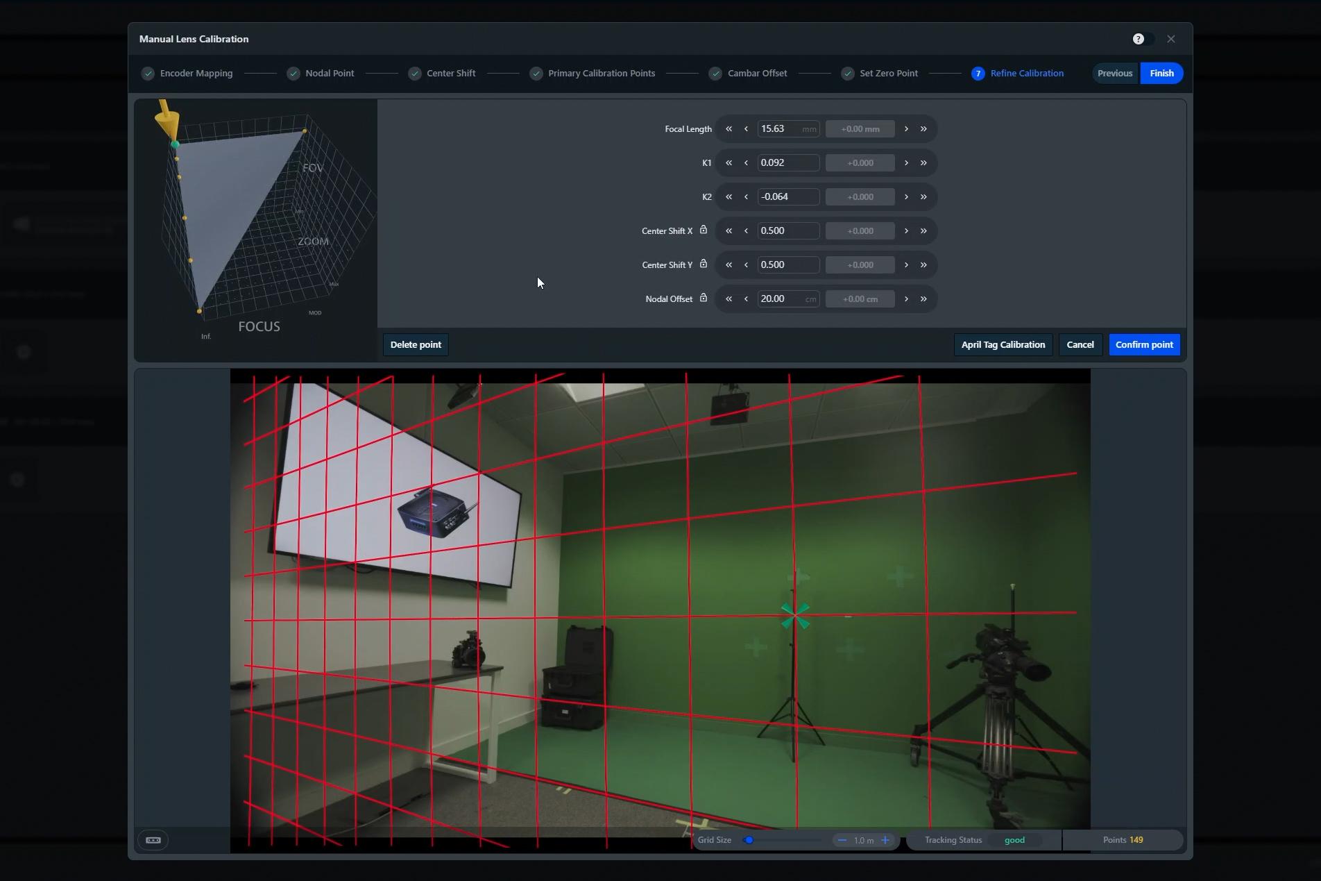 Kamera-Kalibrierungsschnittstelle, die eine Studioeinrichtung mit Beleuchtungsausrüstung, Green Screen und einem roten Kalibrierungsraster auf einer ZEISS-Softwareplattform anzeigt.