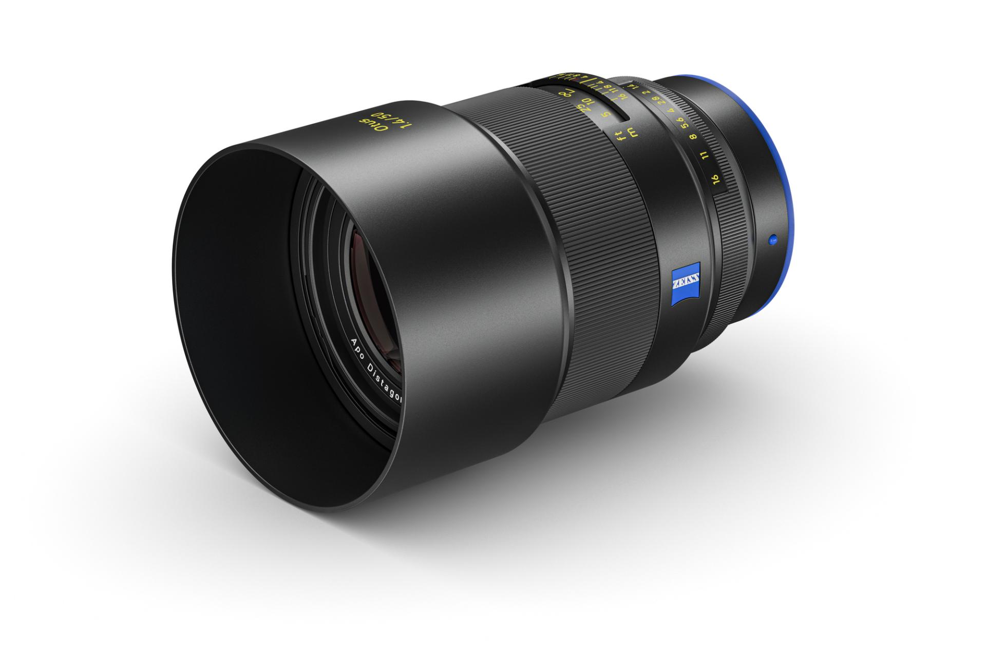 Schwarzes ZEISS-Kameraobjektiv mit Gegenlichtblende, ZEISS-Logo und Fokusring, dargestellt auf weißem Hintergrund.