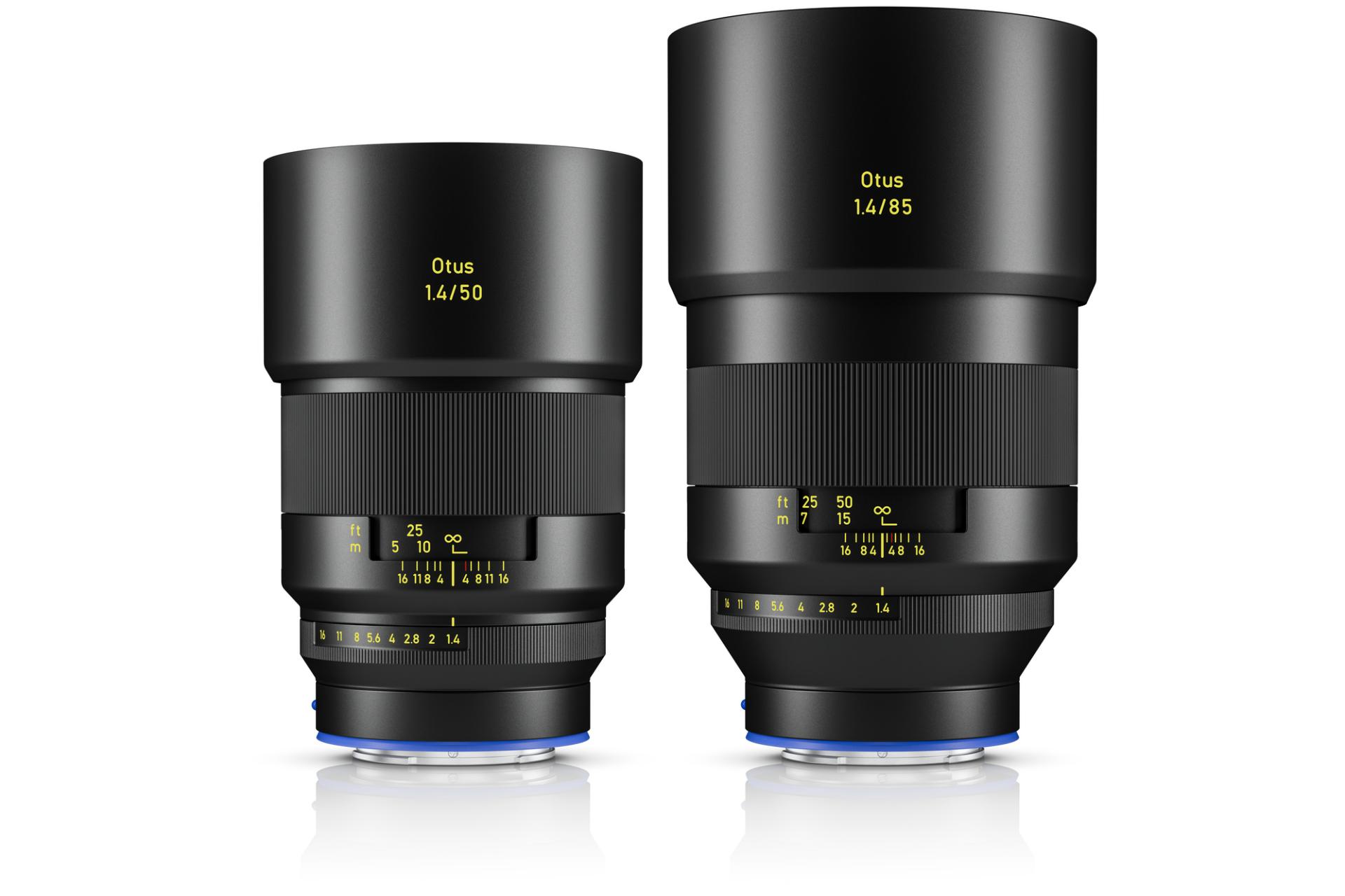 Zwei ZEISS Otus-Kameraobjektive, ein 1,4/50 und ein 1,4/85, stehen nebeneinander vor einem weißen Hintergrund.