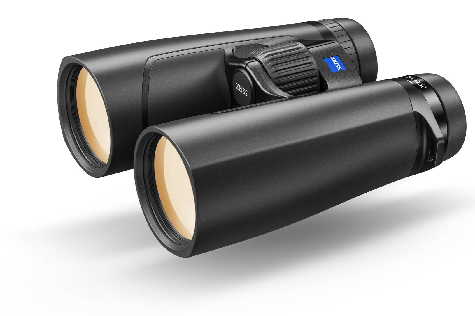 Schwarzes ZEISS Fernglas mit schlankem, modernem Design und bernsteinfarbenen Objektivlinsen, dargestellt auf weißem Hintergrund.