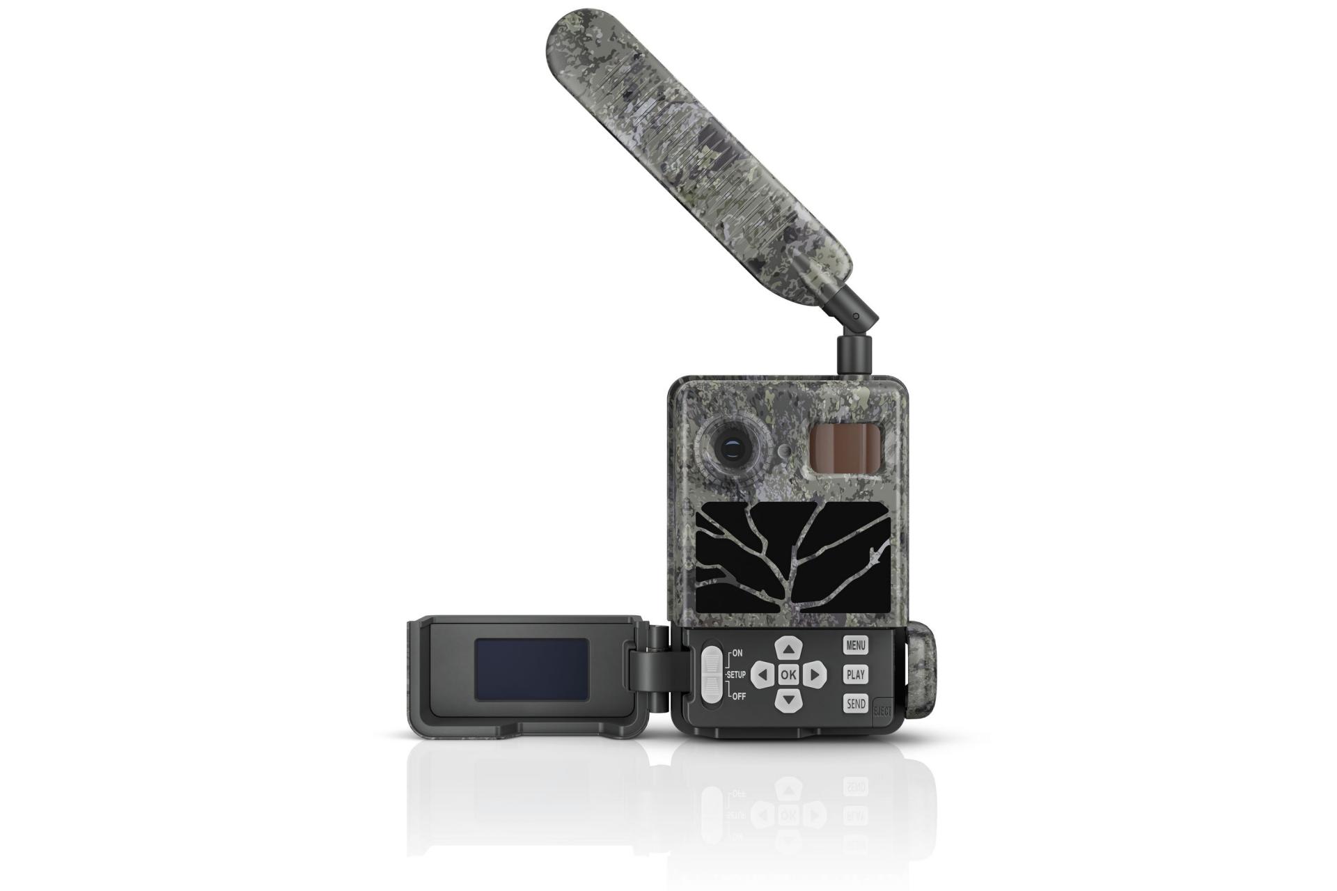 Getarnte ZEISS-Wildkamera mit verlängerter Antenne, nach vorne gerichteter Linse, Infrarotsensor und offenem LCD-Bildschirm mit Bedientasten.