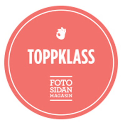 Red circular badge with the text "TOPPKLASS" and "FOTOSIDAN MAGASIN" along with a hand gesture icon at the top.