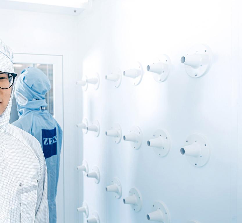 Mitarbeiter der ZEISS SMT im Reinraum 