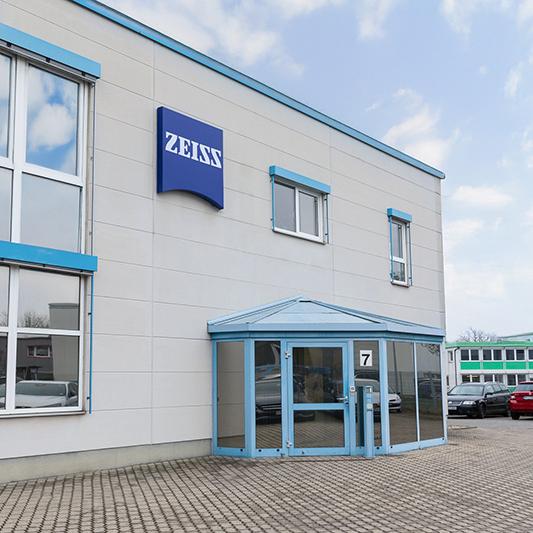 Gebäude der ZEISS SMT in Coswig mit Logo