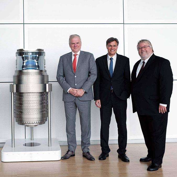 Jubiläumsfeier mit dem Management zum 50. Geburtstag der ZEISS SMT - aufgenommen vor einer Lithographie-Optik